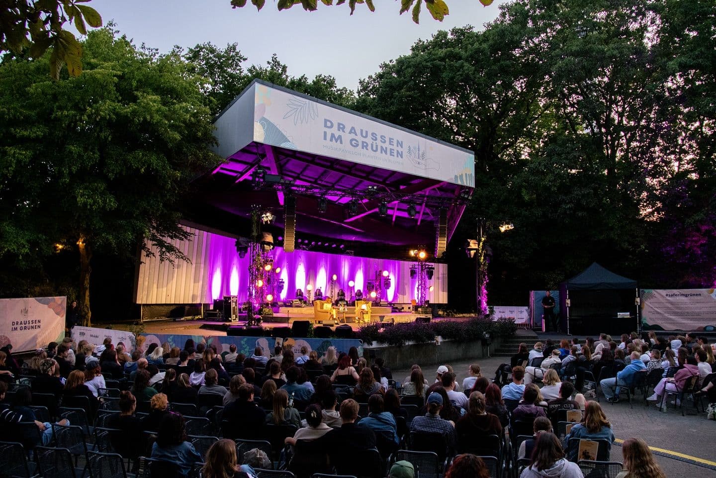 Live-Show im Musikpavillon Planten un Blomen.