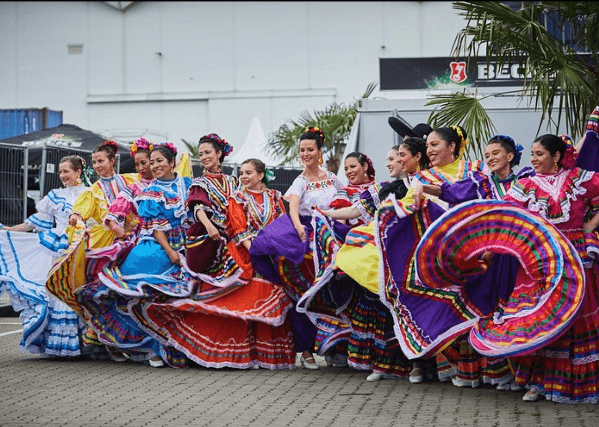 Frauen in traditionellen Salsa-Kleidern