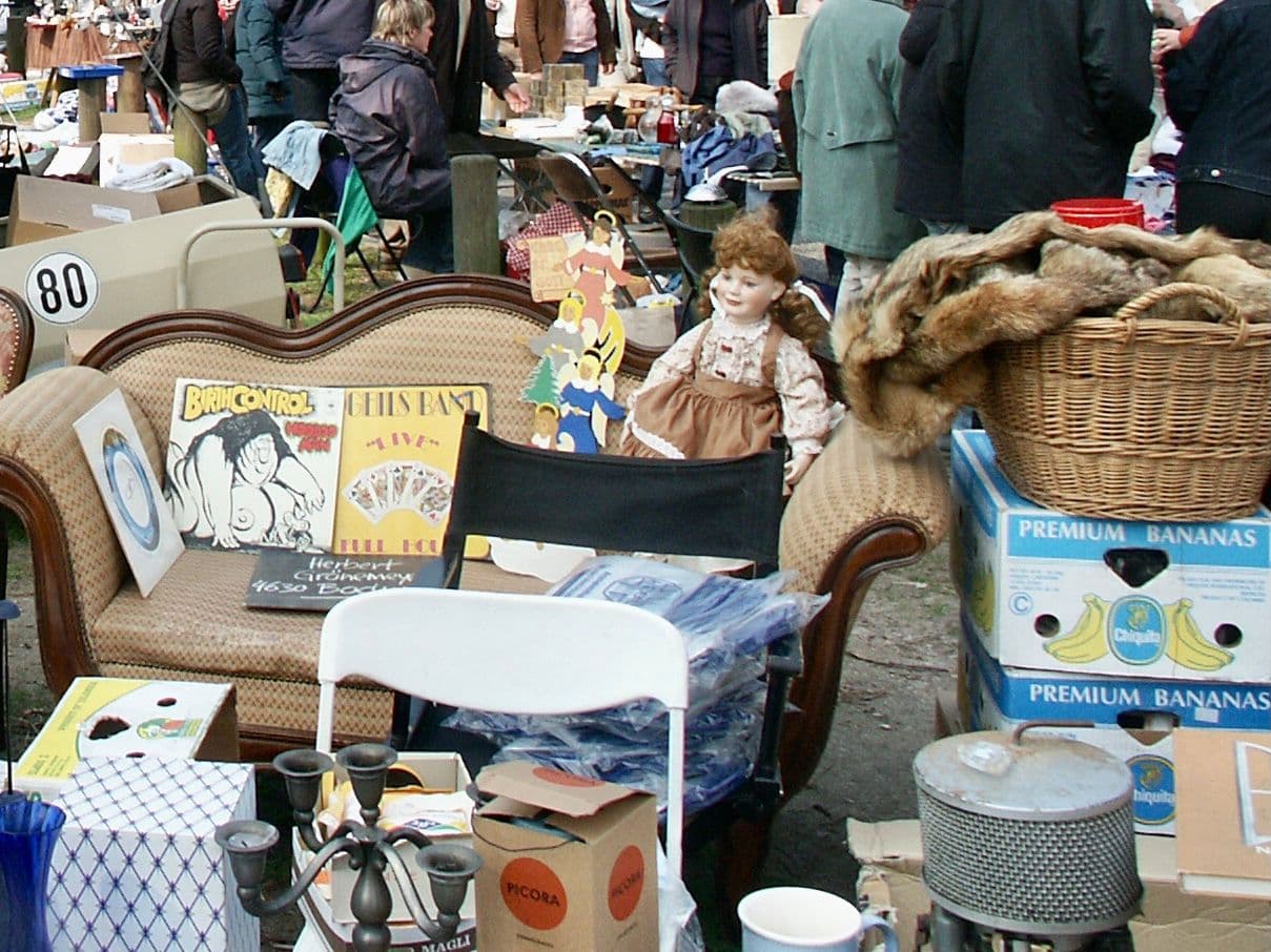 Trödel auf dem Flohmarkt auf dem Hansaplatz