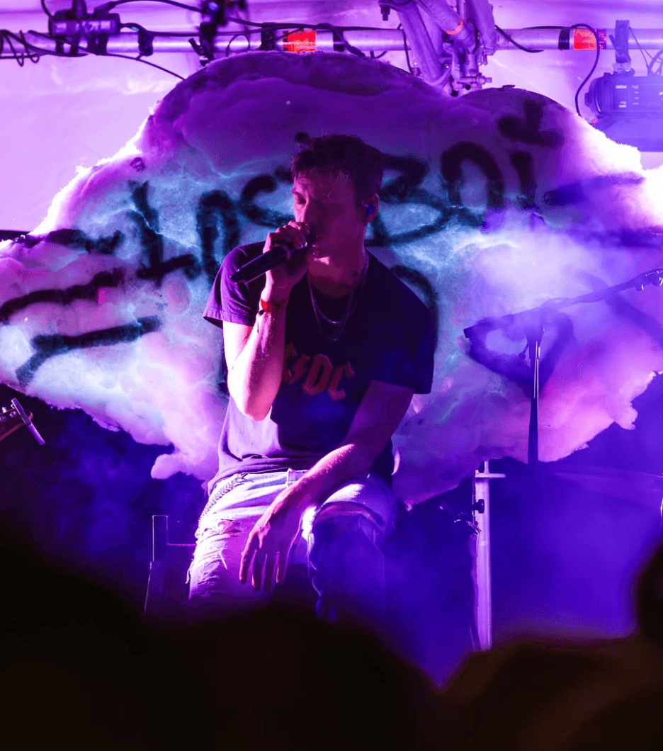 Lostboi Lino während eines emotionalen Songs