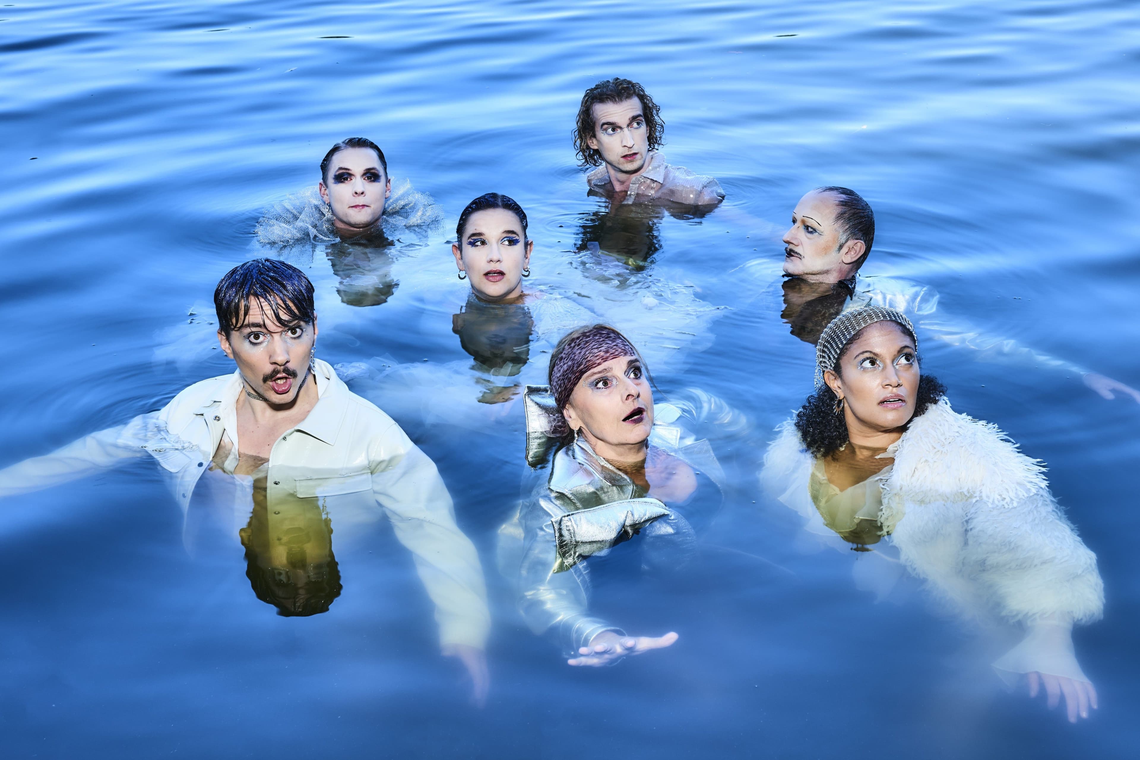 Sieben Schauspieler:innen im Wasser