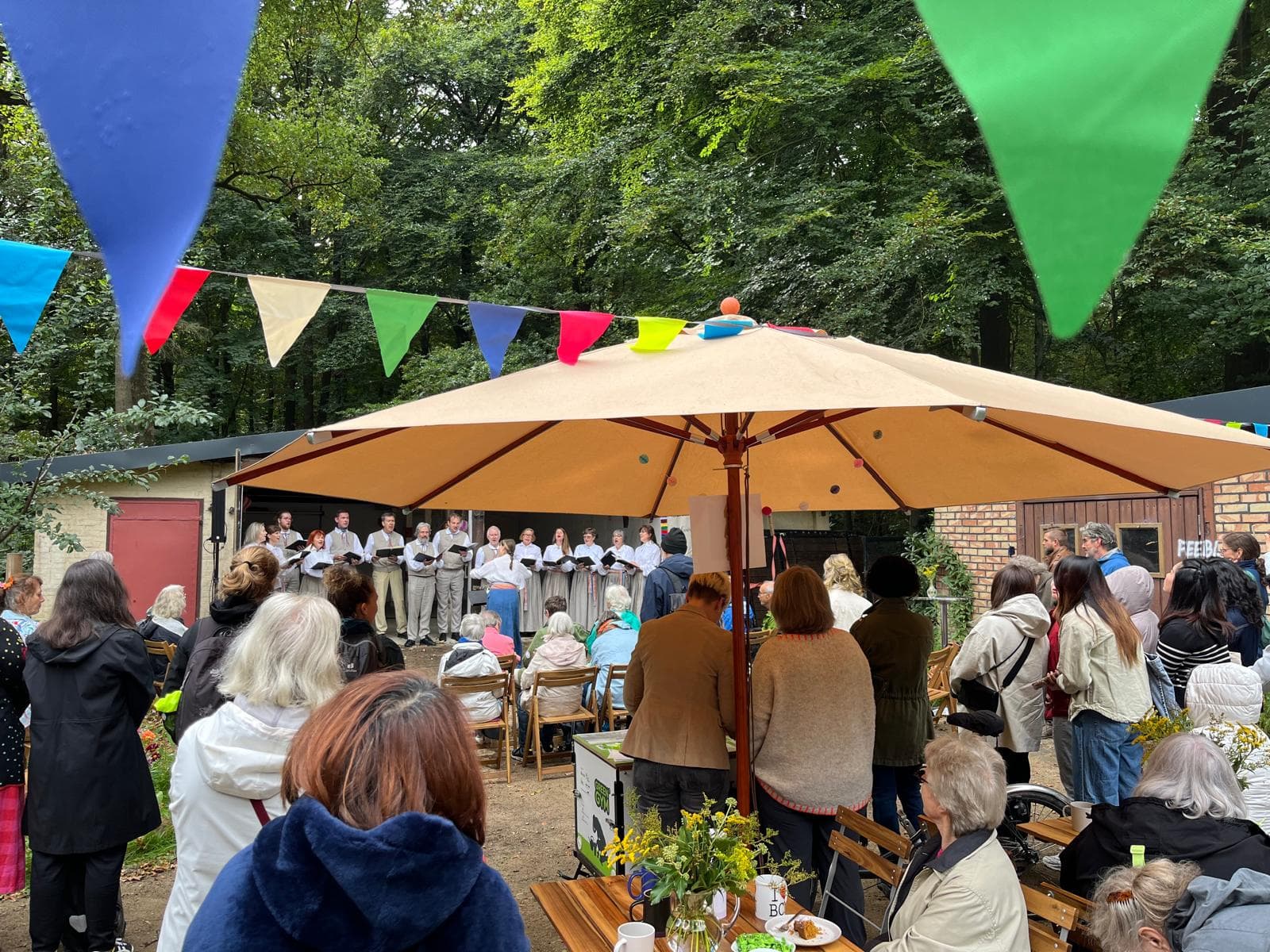 Ein Chor singt vor Publikum