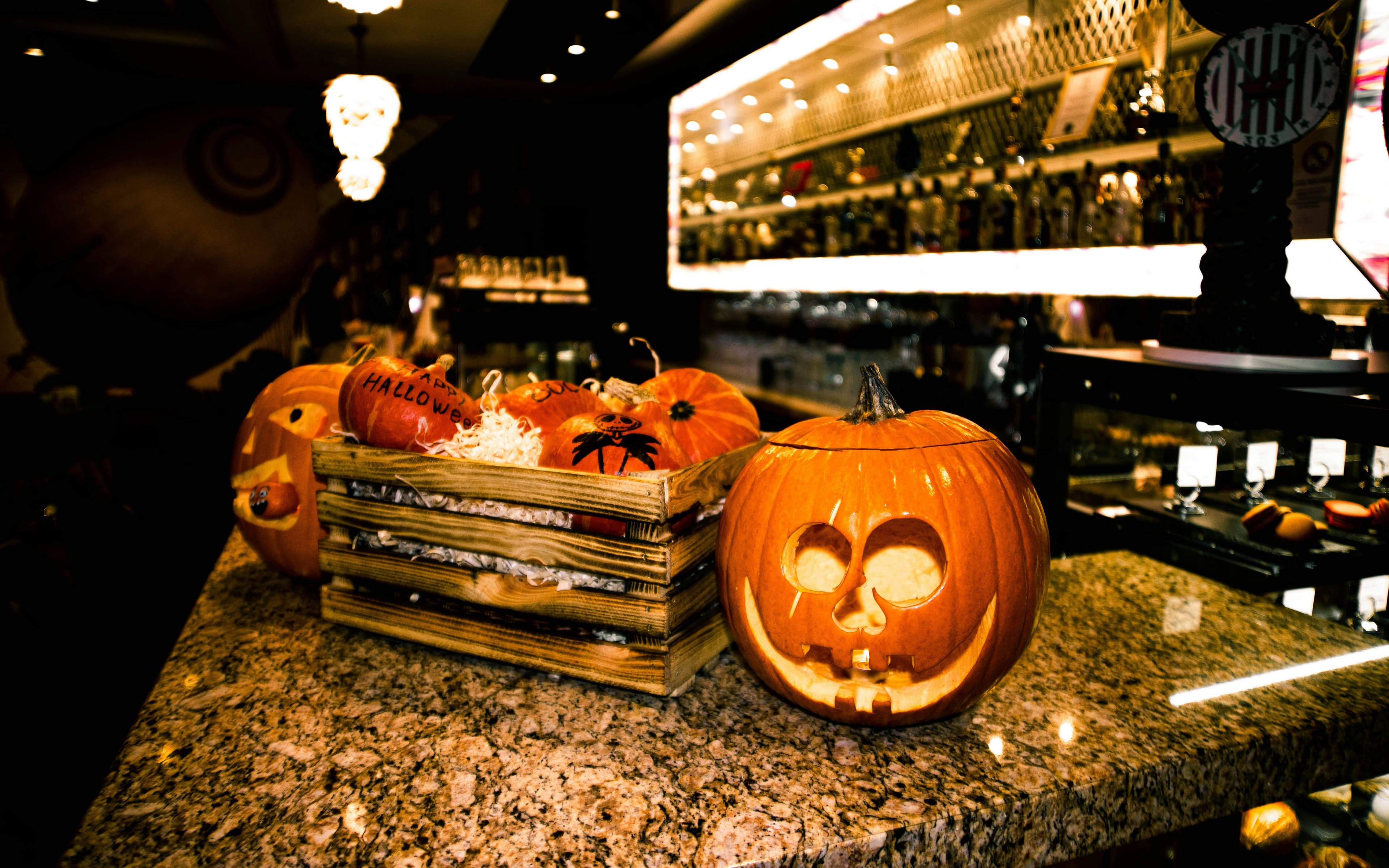 Halloweenkürbisse liegen auf einem Bartresen