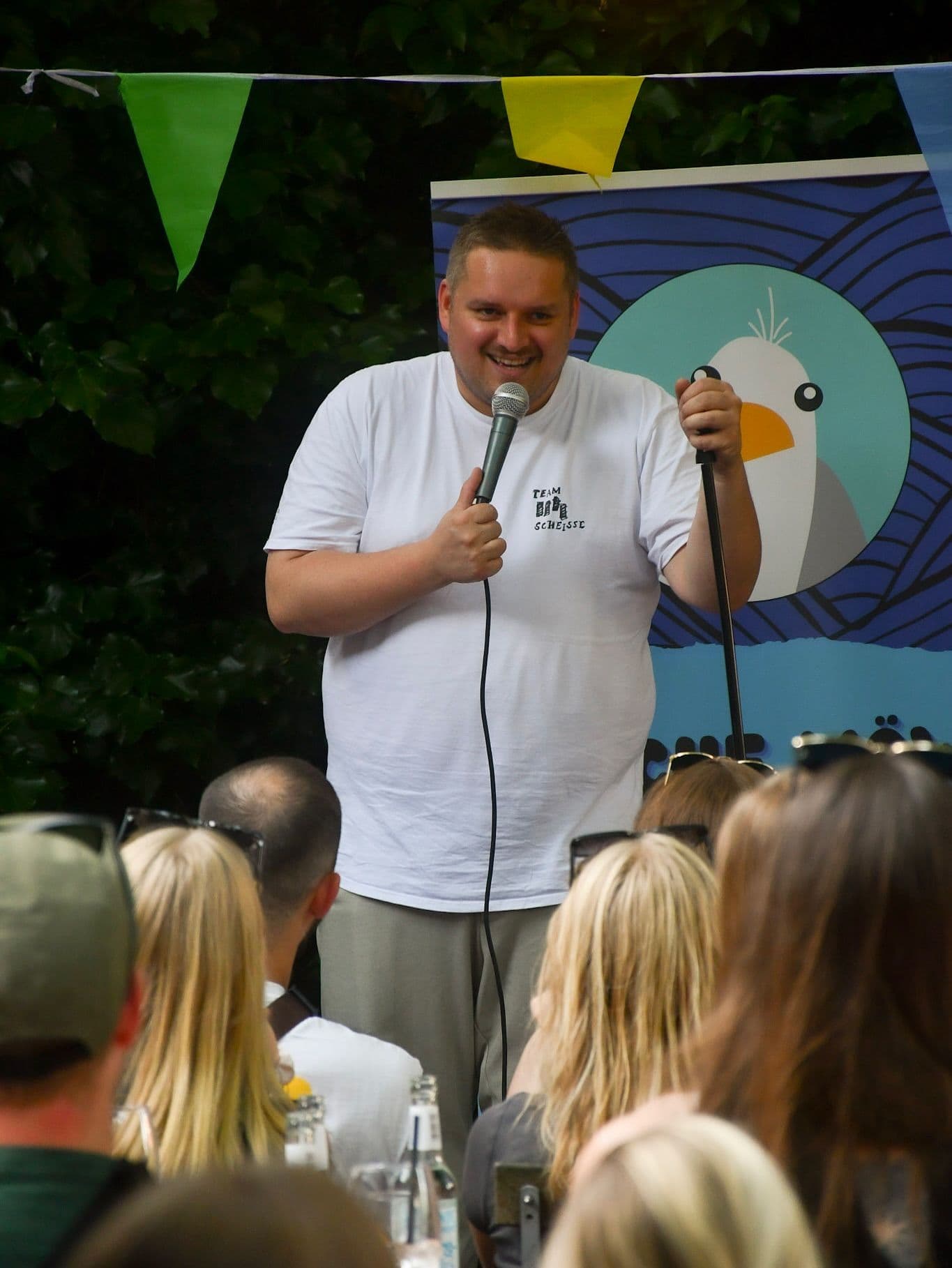 Comedian auf der Bühne beim Freche Möwe Stand Up Comedy