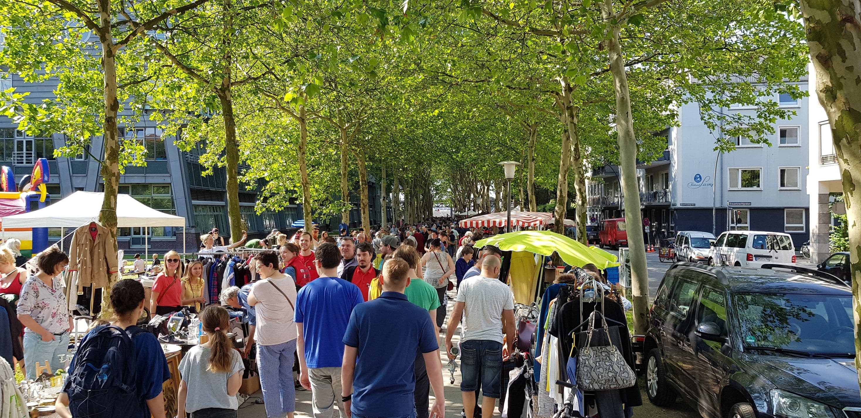 Personen auf dem Flohmarkt auf der Michelwiese