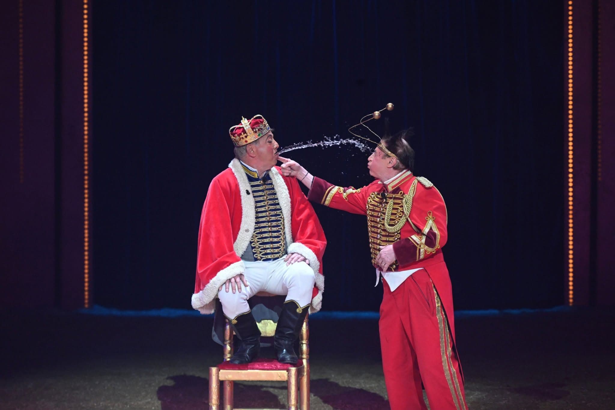 Zwei Clowns auf der Bühne in königlichem Kostüm