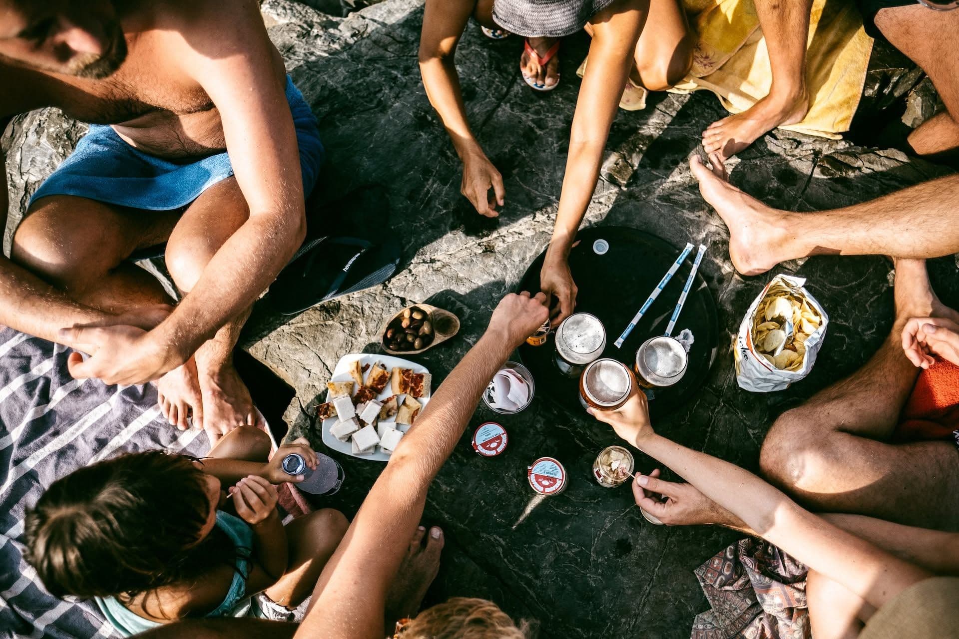 Mehrere Personen picknicken