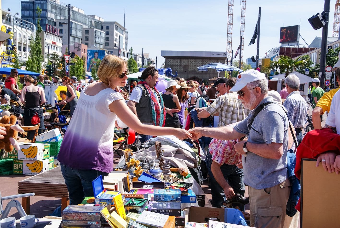 Mann und Frau geben sich auf dem Flohmarkt die Hand