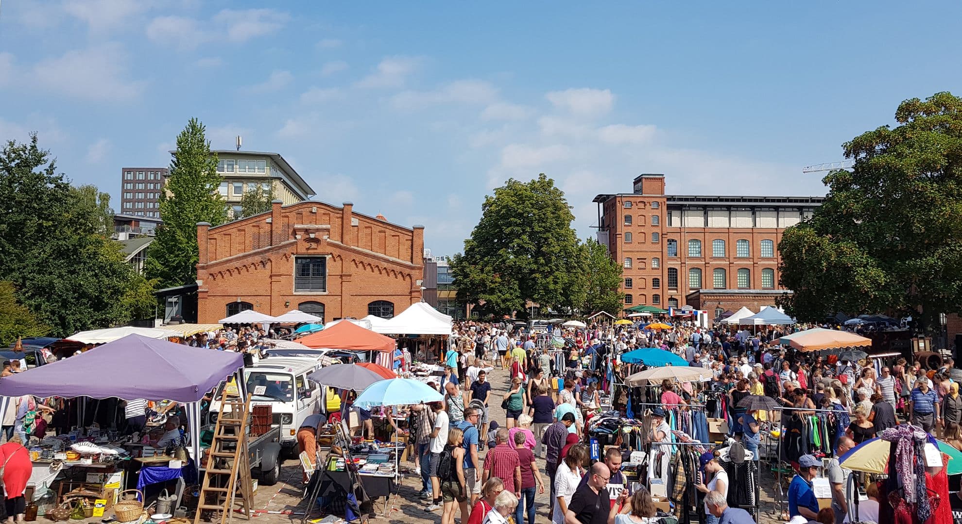 Personen auf dem Kulturflohmarkt