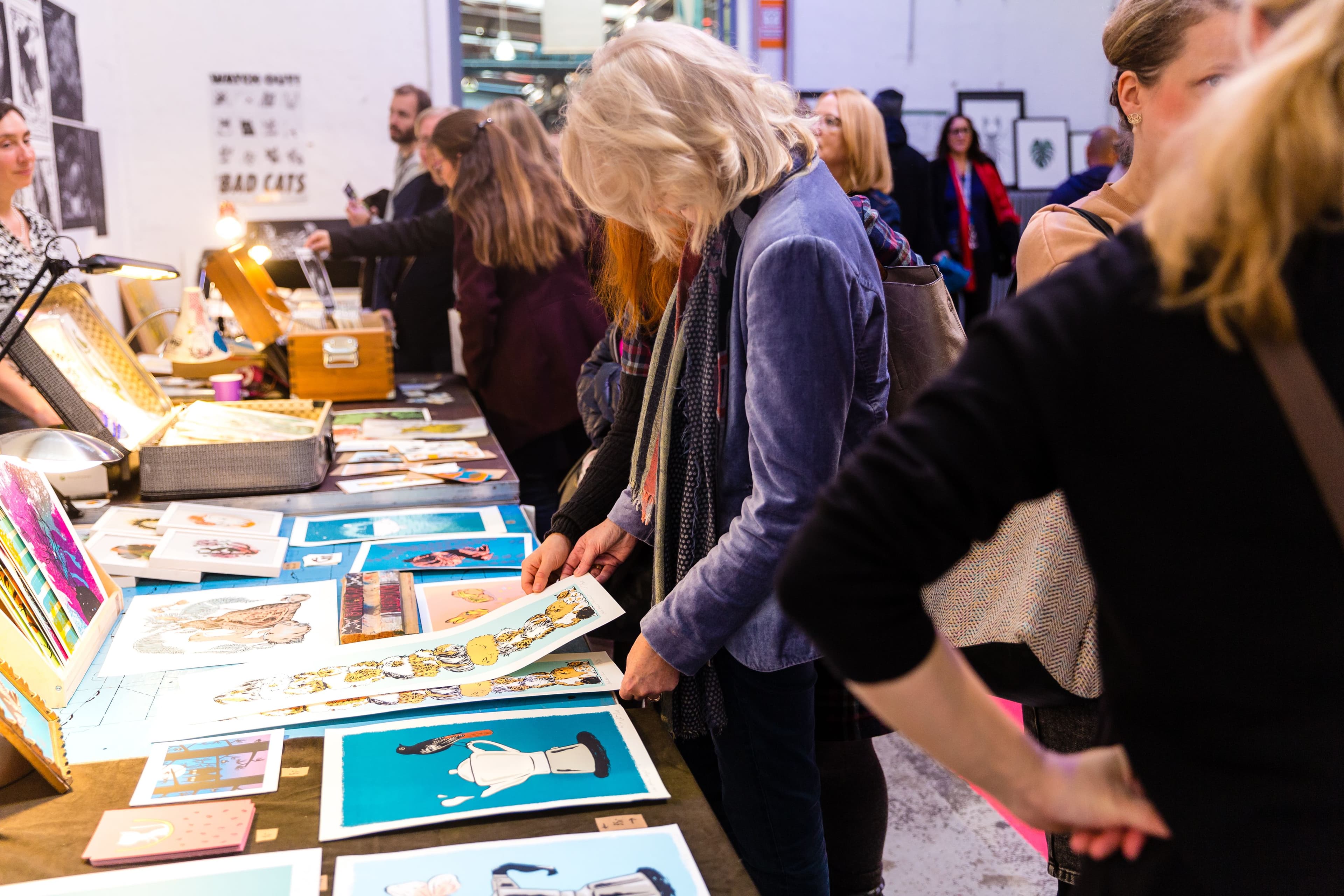 Personen stöbern auf dem Hello Handmade Markt