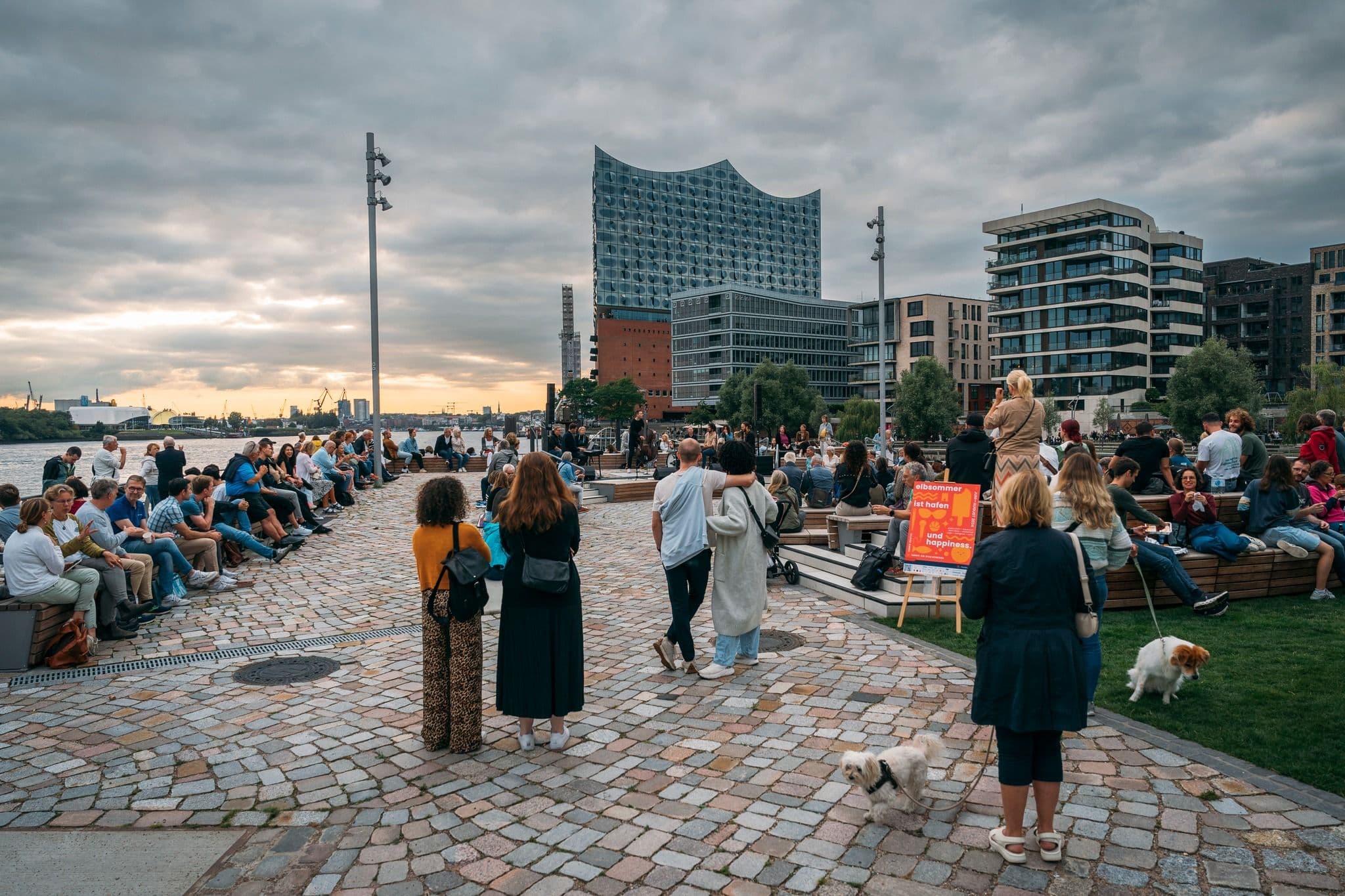 Ausblick auf Hafencity mit Elbphilharmonie