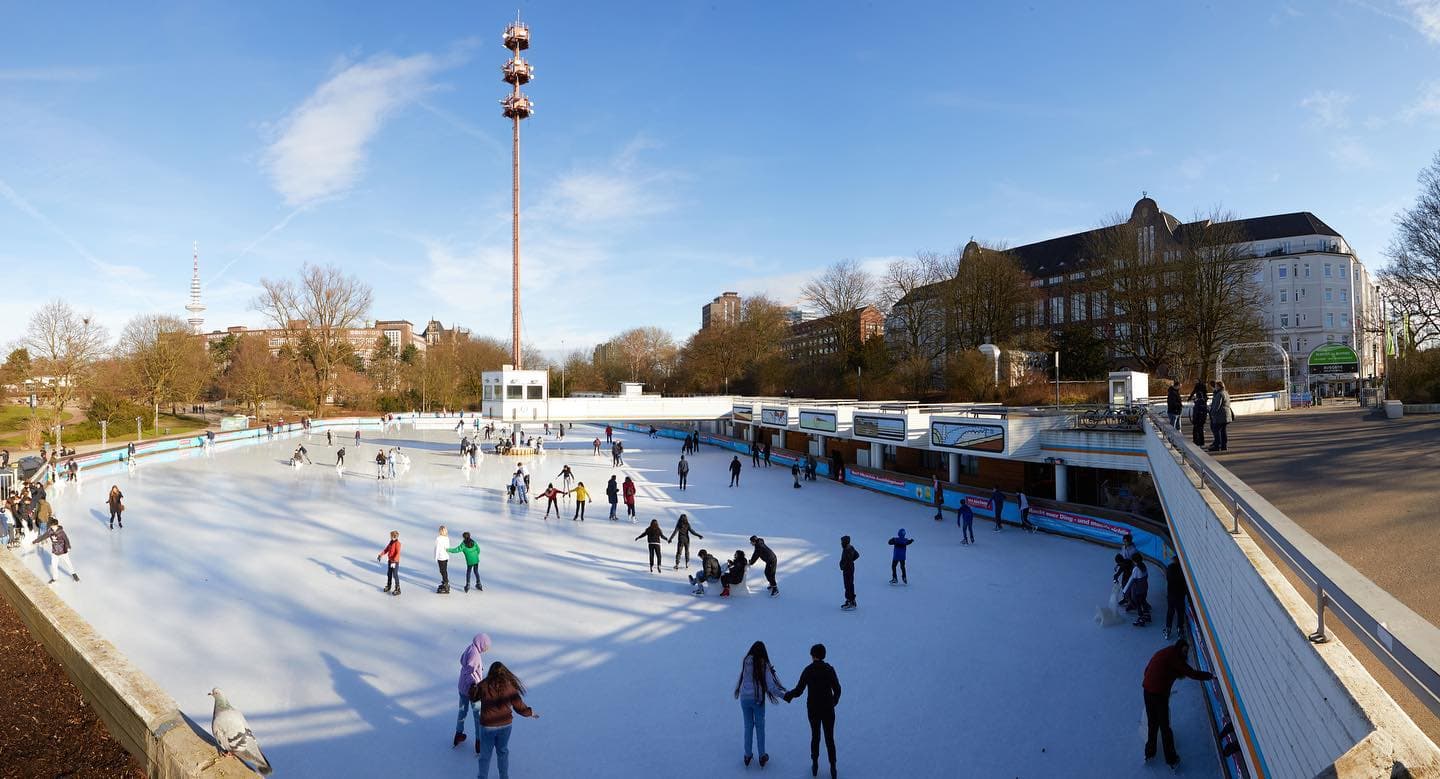 Menschen laufen Schlittschuh in der Hamburger EisArena