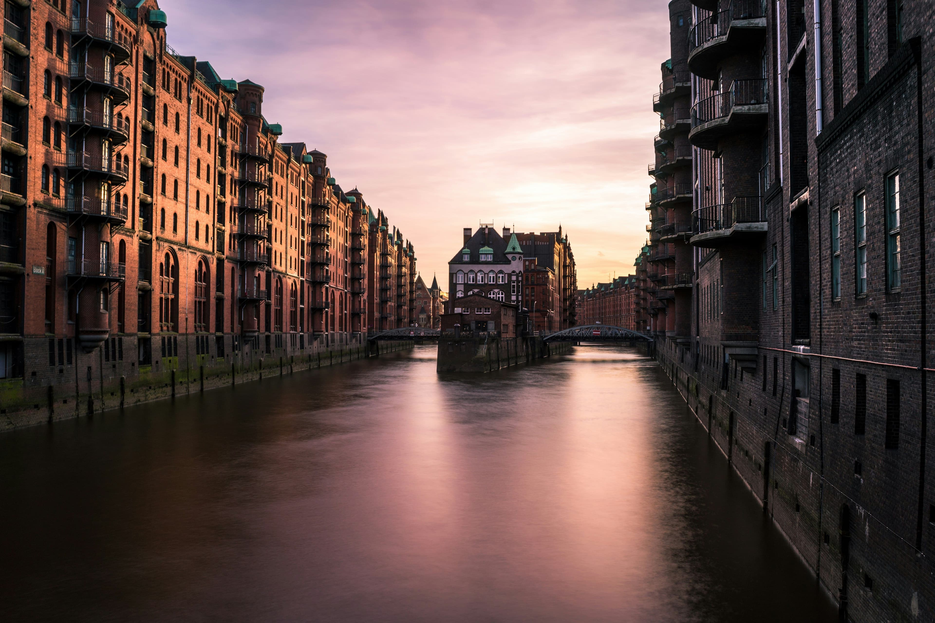 Blick auf die Hamburger Speicherstadt bei Sonnenuntergang