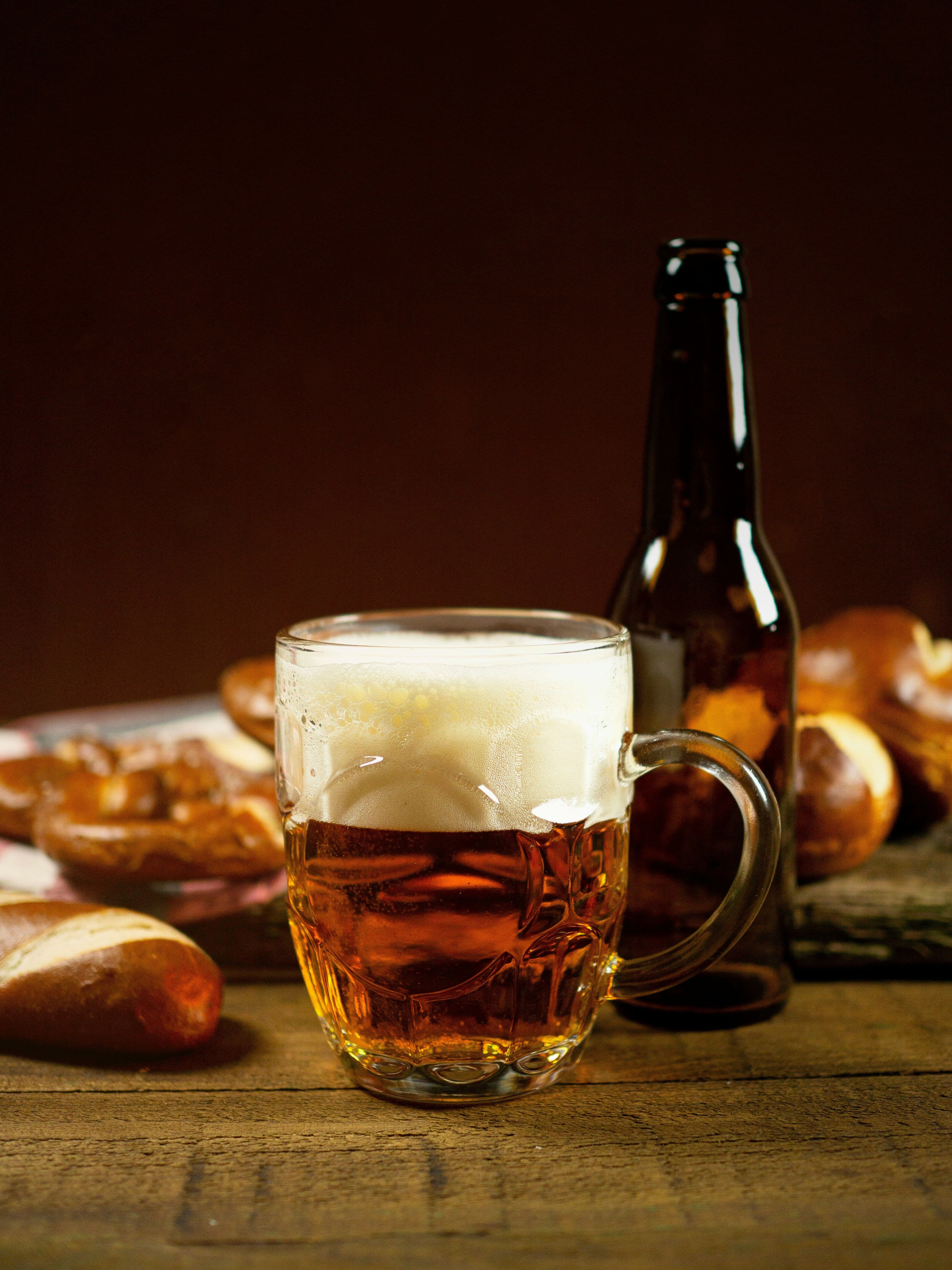 Bierglas mit Flasche und Laugengebäck