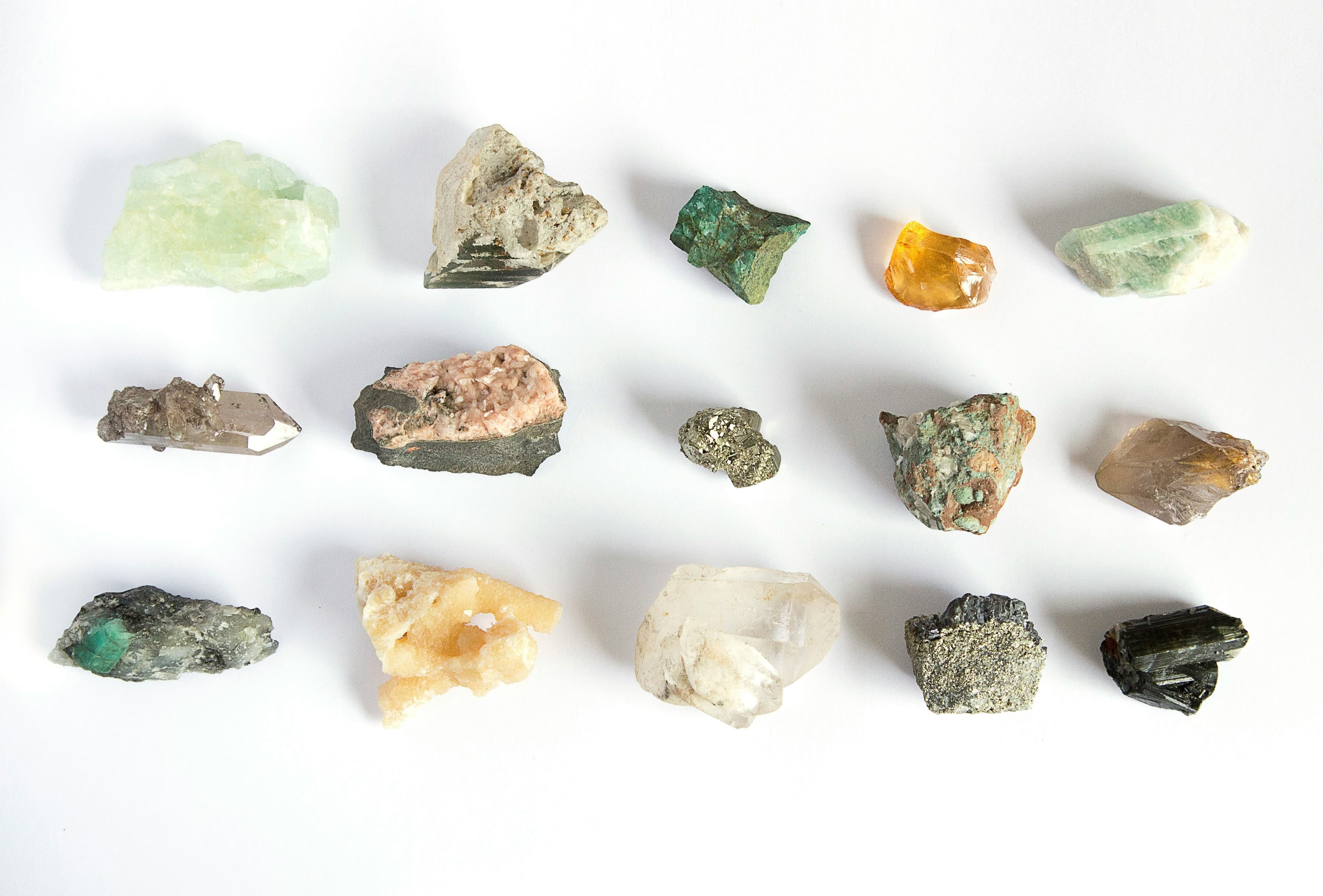 Verschiedenen Mineralien liegen nebeneinander