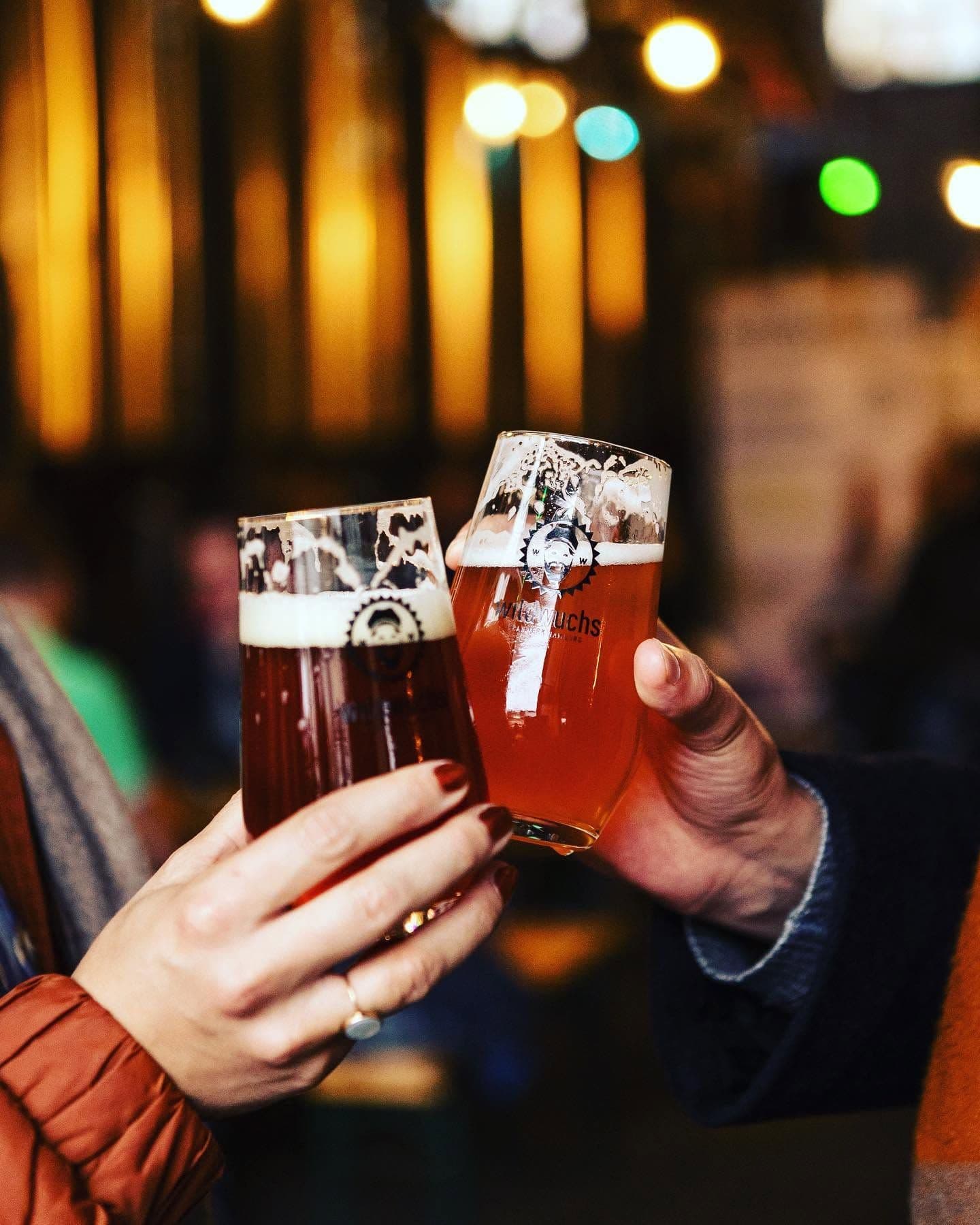 Zwei Besucher:innen mit frischem Bier im Wildwuchs