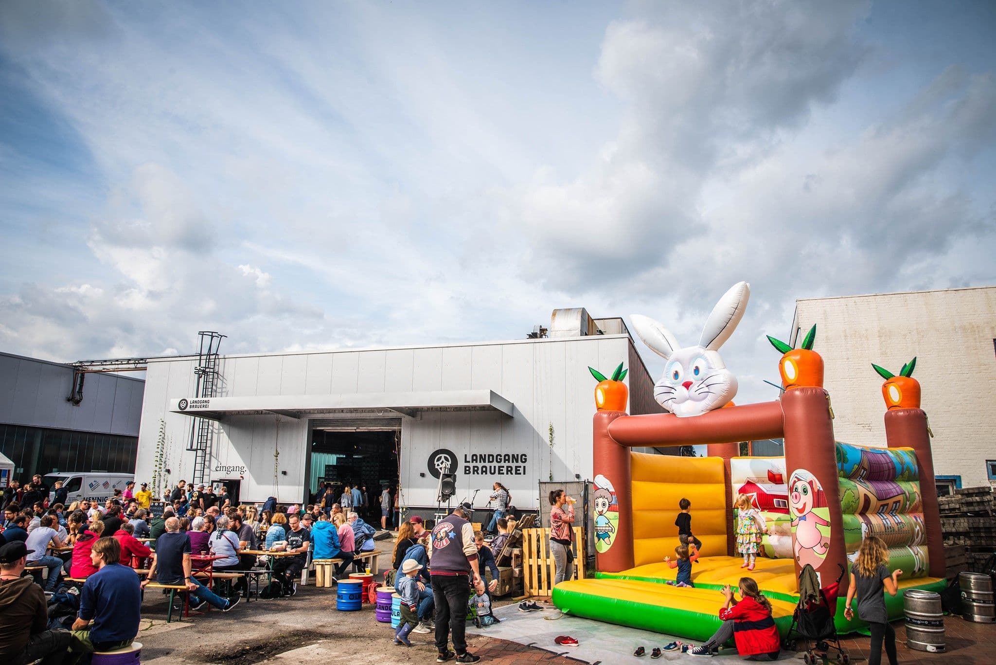Landgang Brauerei Fest mit Hüpfburg und vielen Besuchern an Biertischen