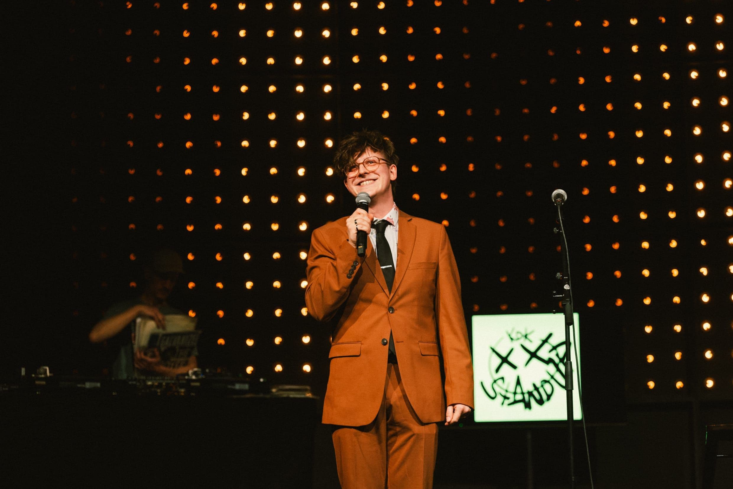 Comedian auf der Bühne