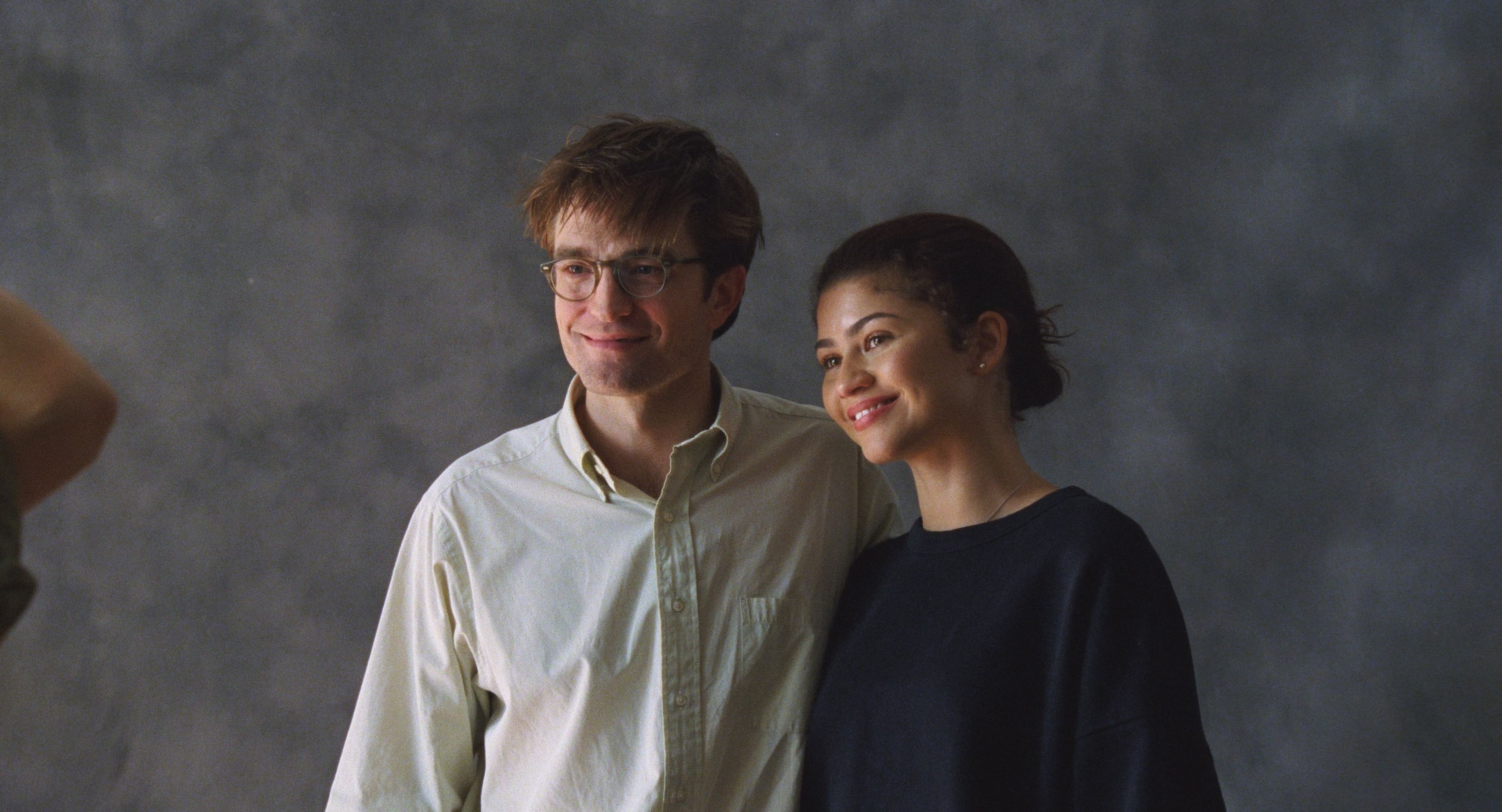Zendaya und Robert Pattinson stehen nebeneinander