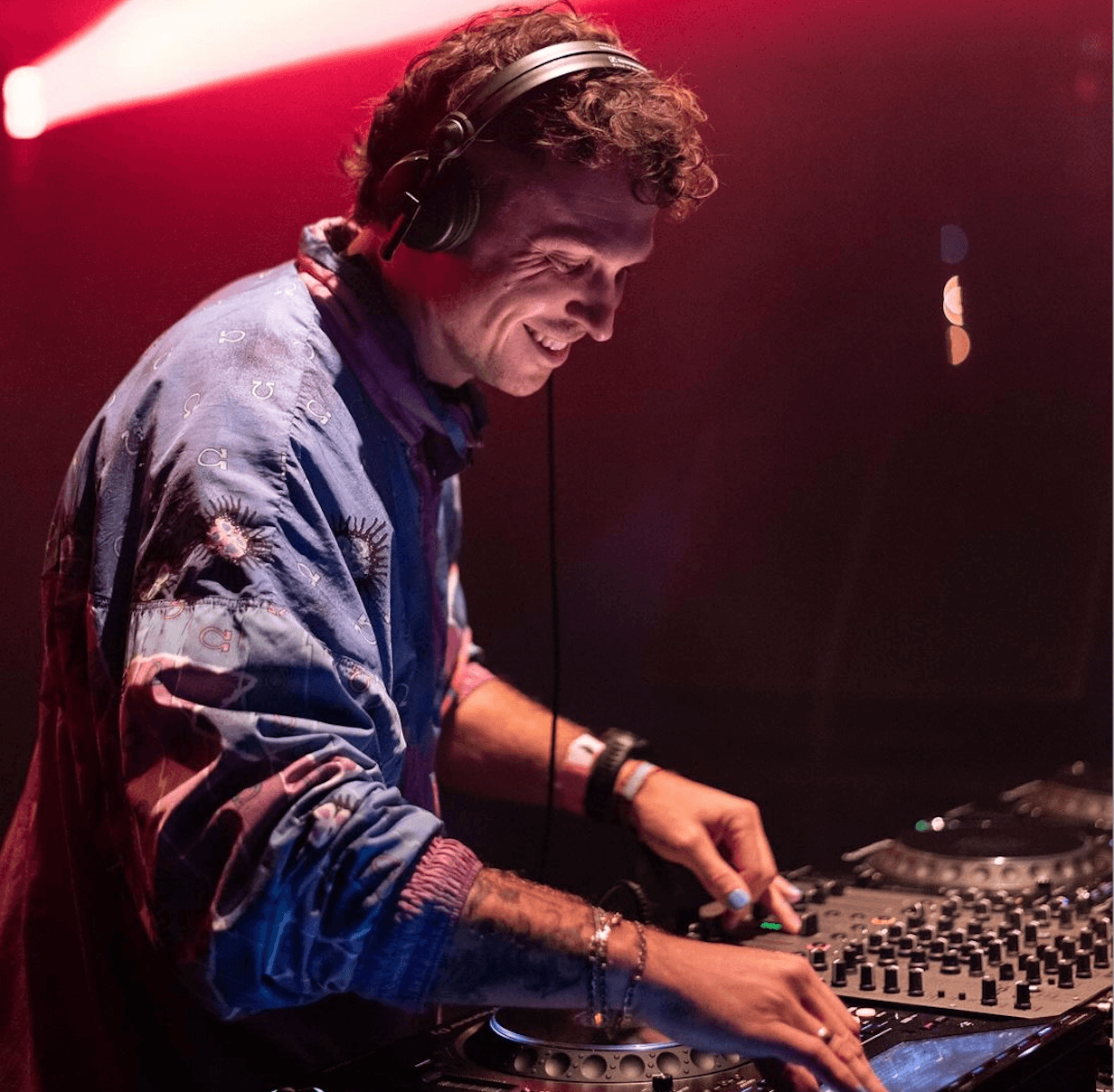 Ein DJ legt auf einer Party auf