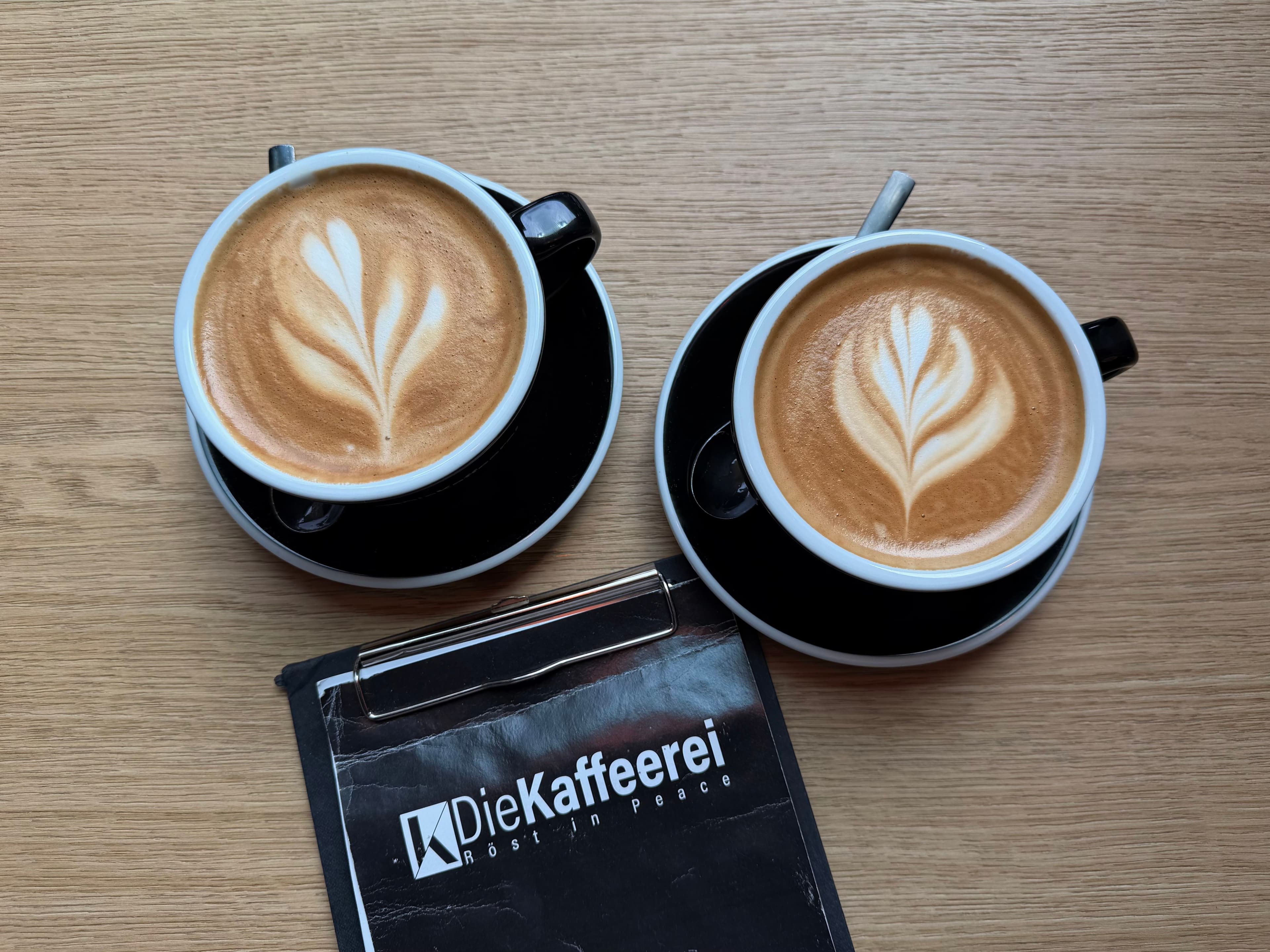 Zwei Tassen Kaffee aus der Vogelperspektive