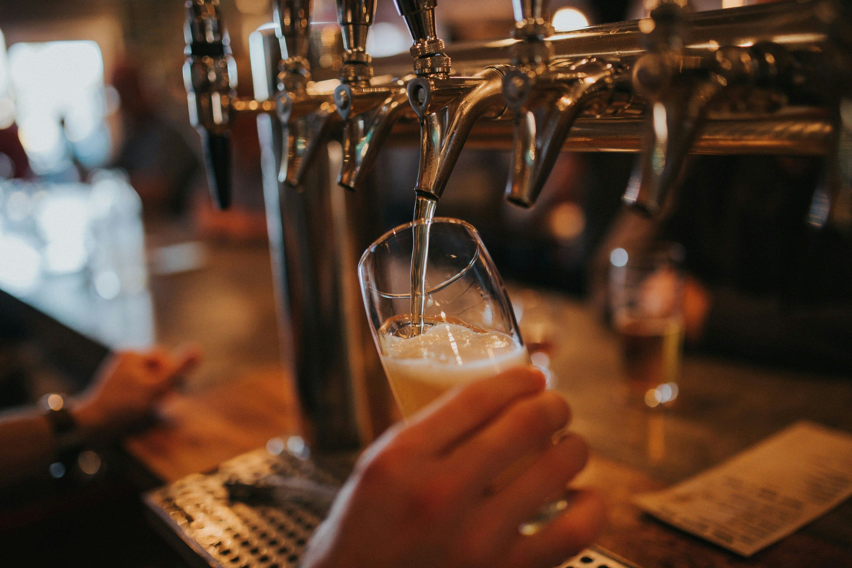 Foto von einem Zapfhahn, an dem ein Glas mit Bier befüllt wird