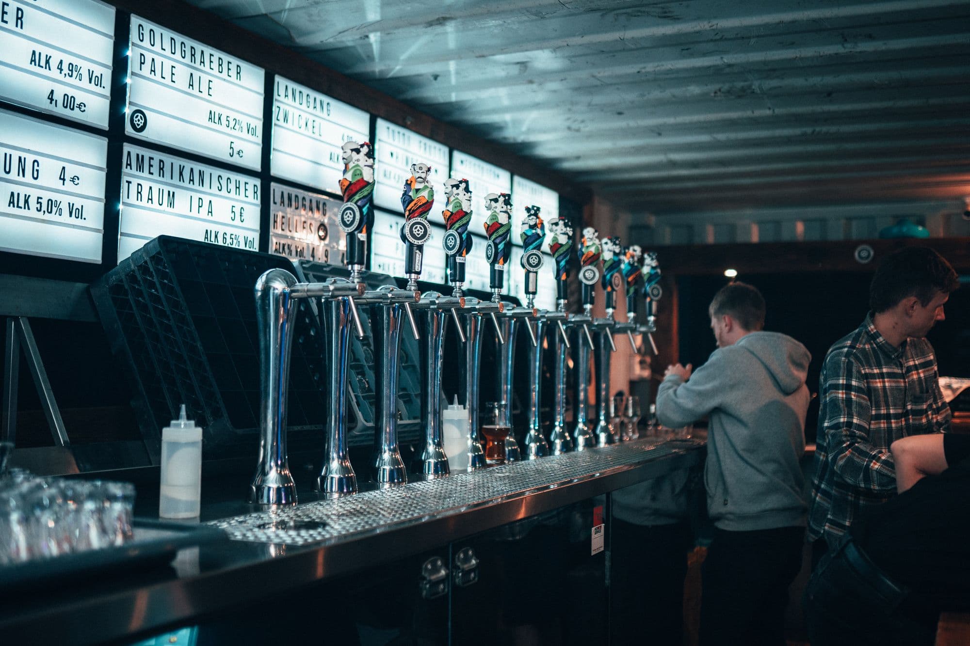 Mehrere Bierzapfanlagen stehen in der Landgang Brauerei