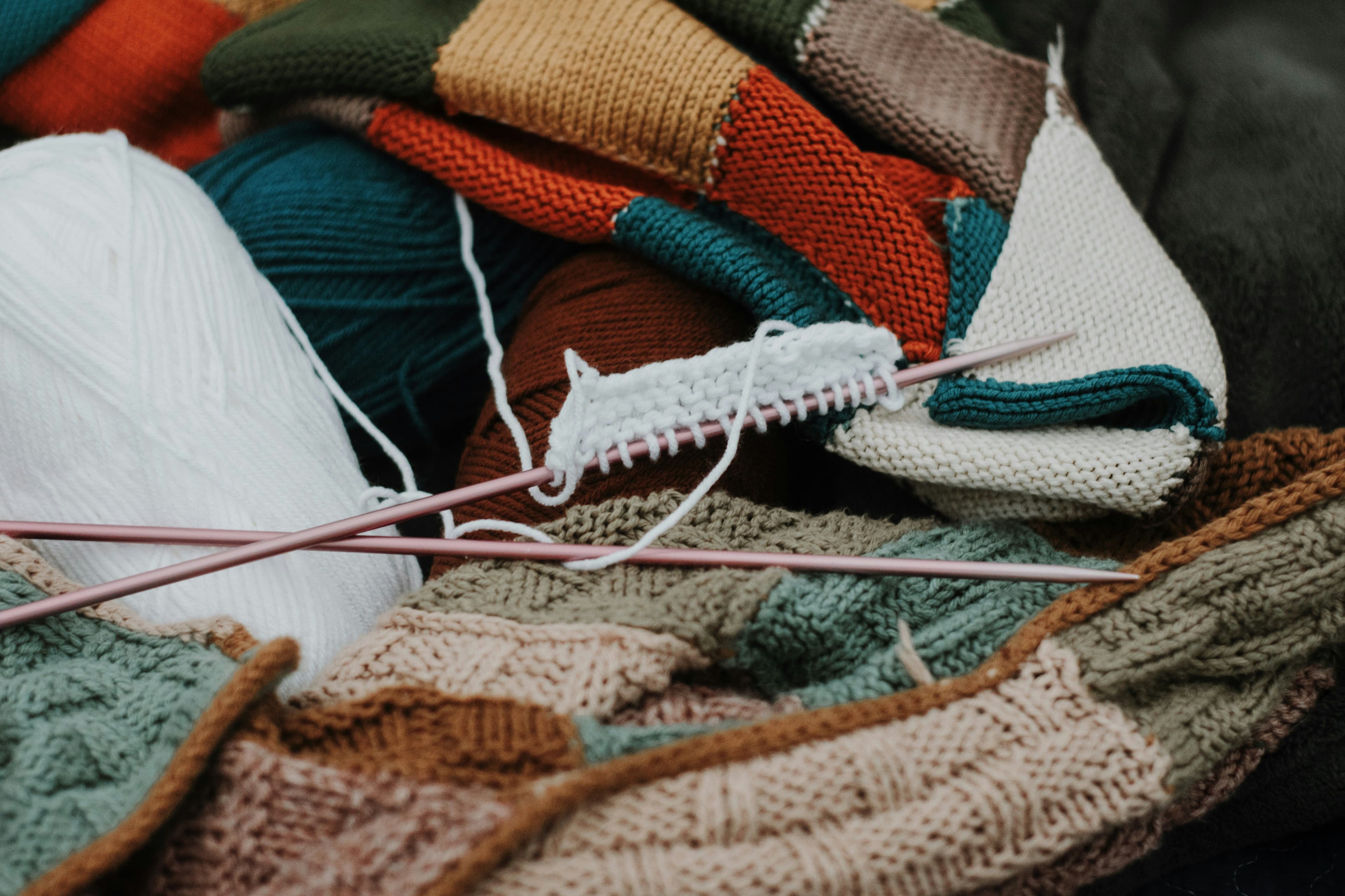 Stricknadeln mit bunter Wolle