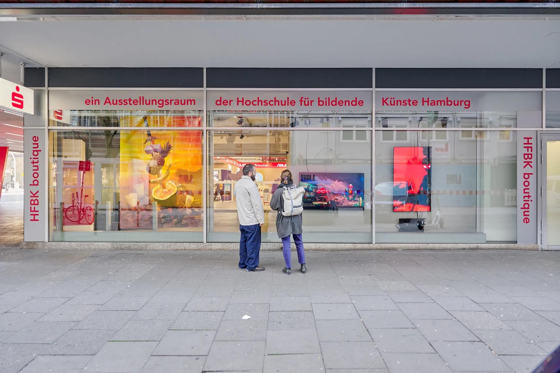Blick in den Ausstellungsraum der HFBK Boutique