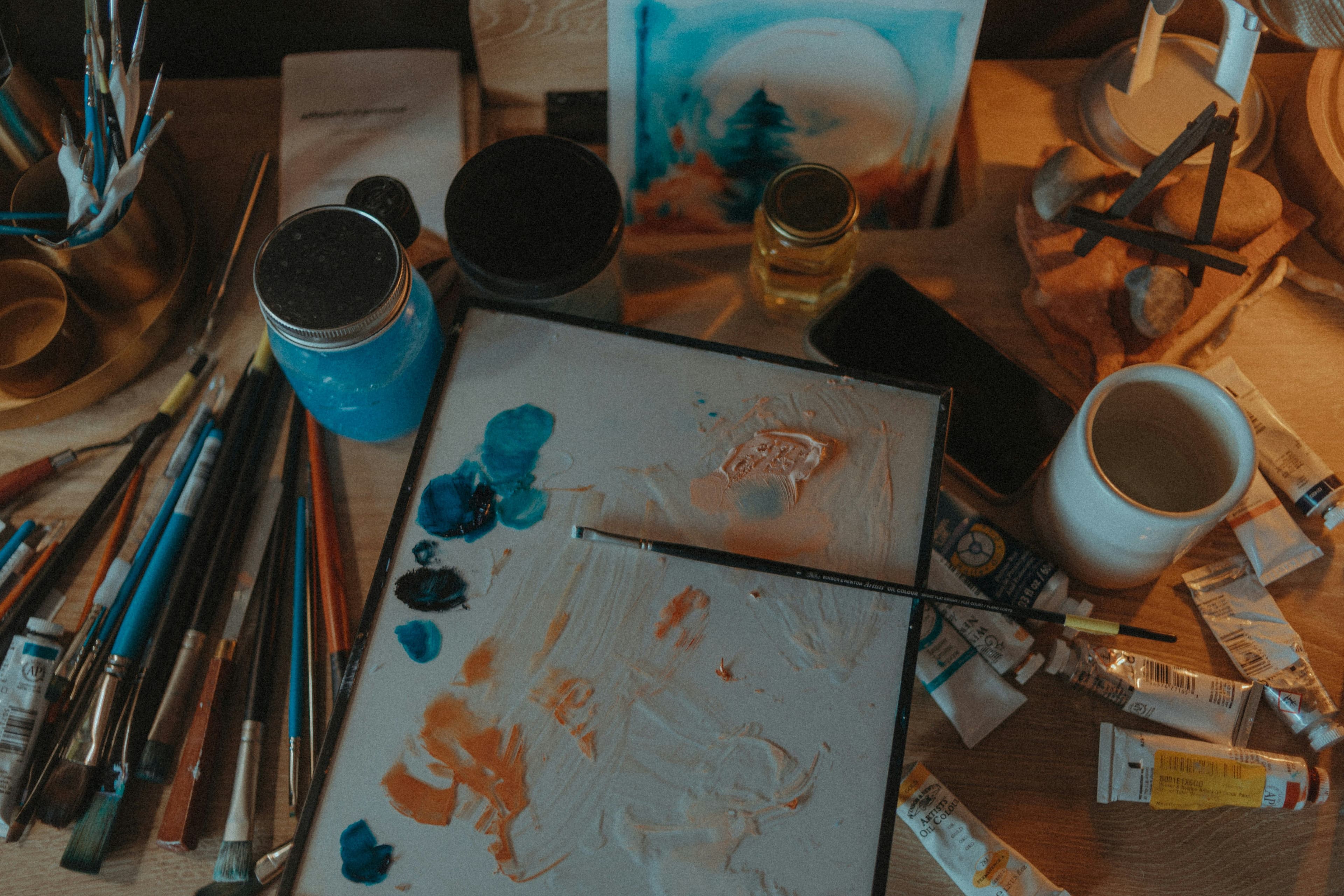 Pinsel, Farbtuben und Palette