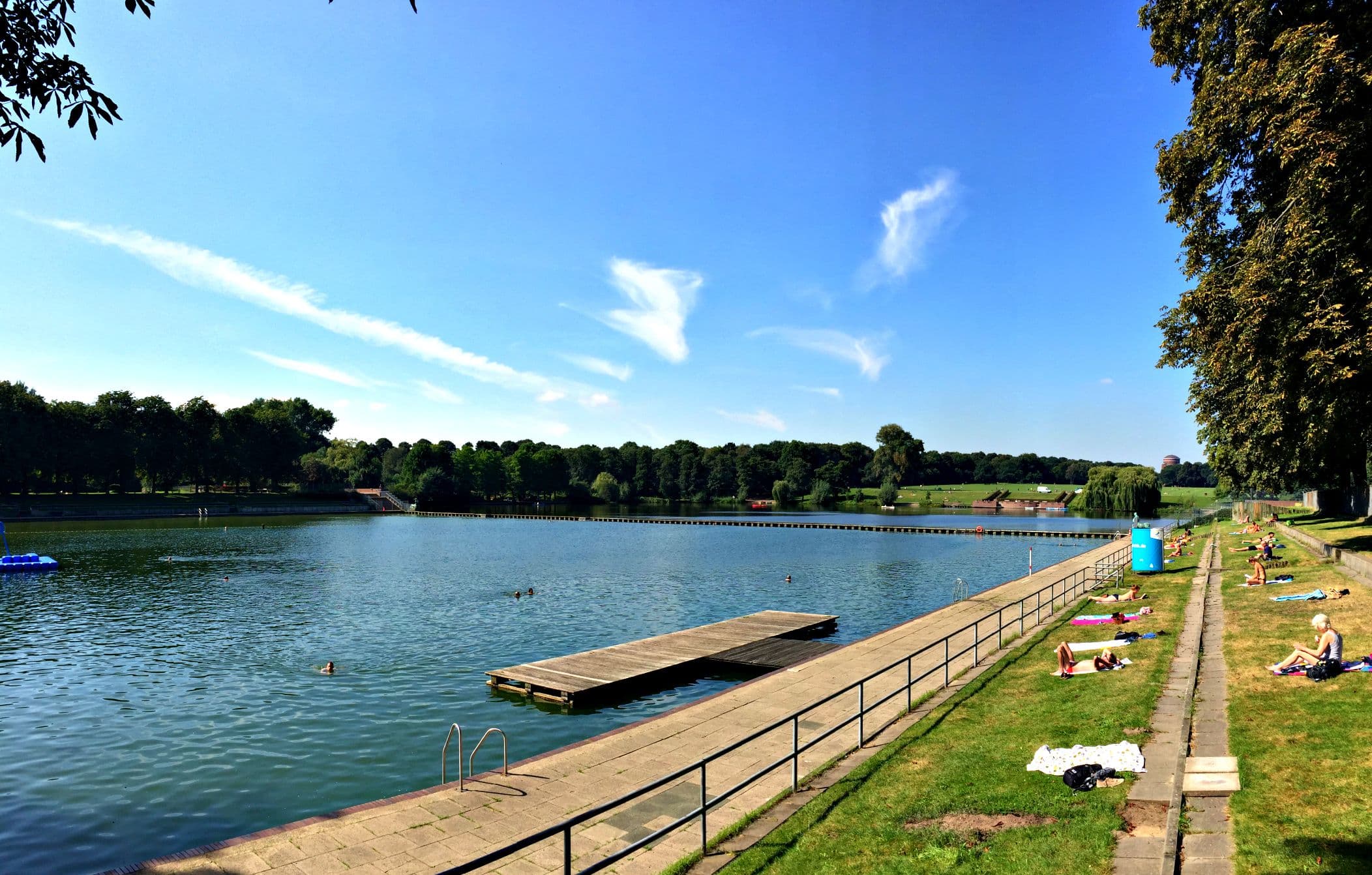 Naturfreibad im Hamburger Stadtpark mit Steg und Liegewiese