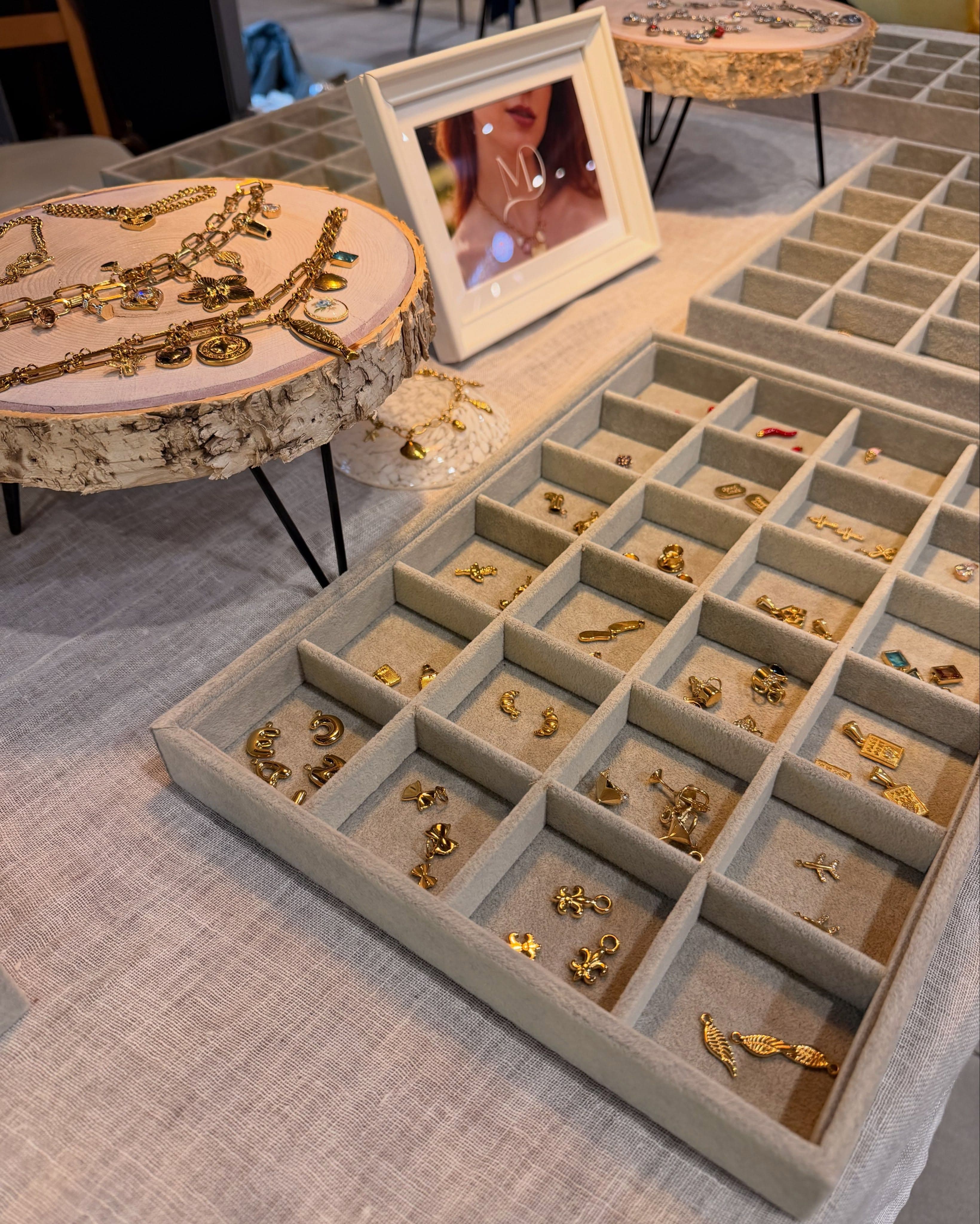 Schmuckstand auf dem Festland Designmarkt