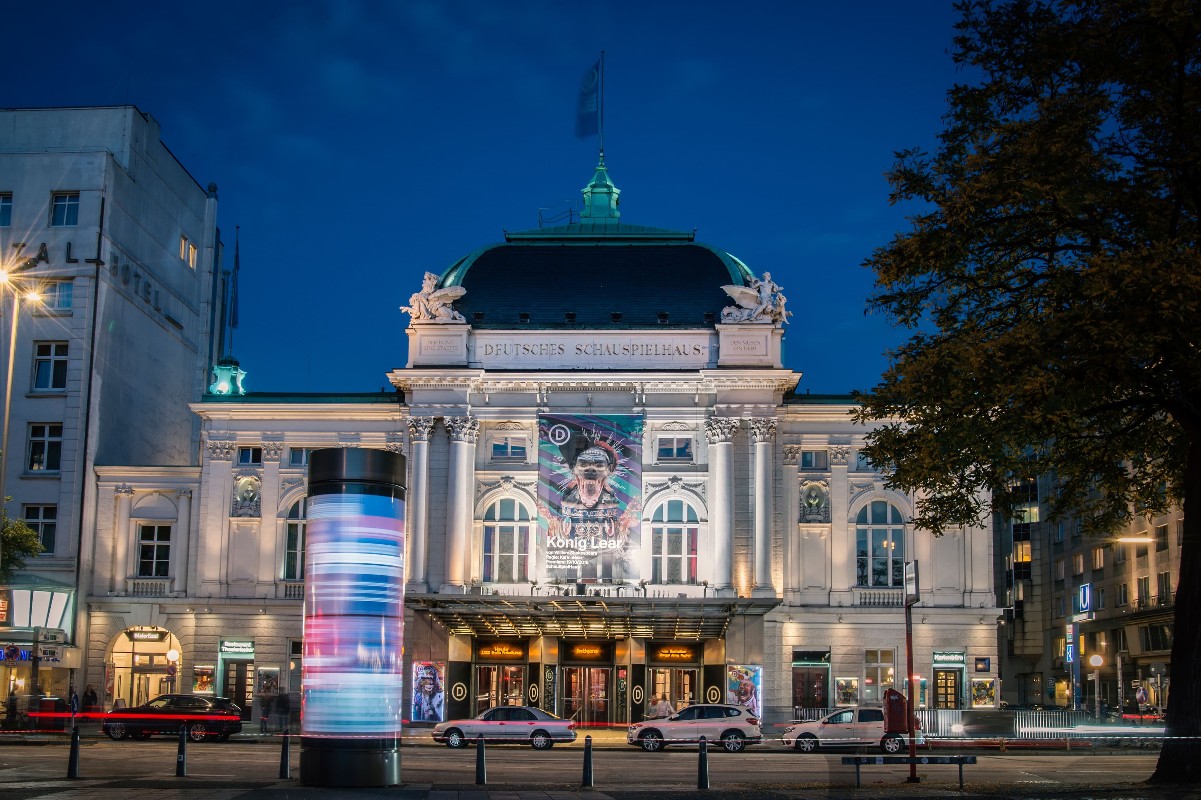 Außenansicht des Deutschen Schauspielhauses am Abend