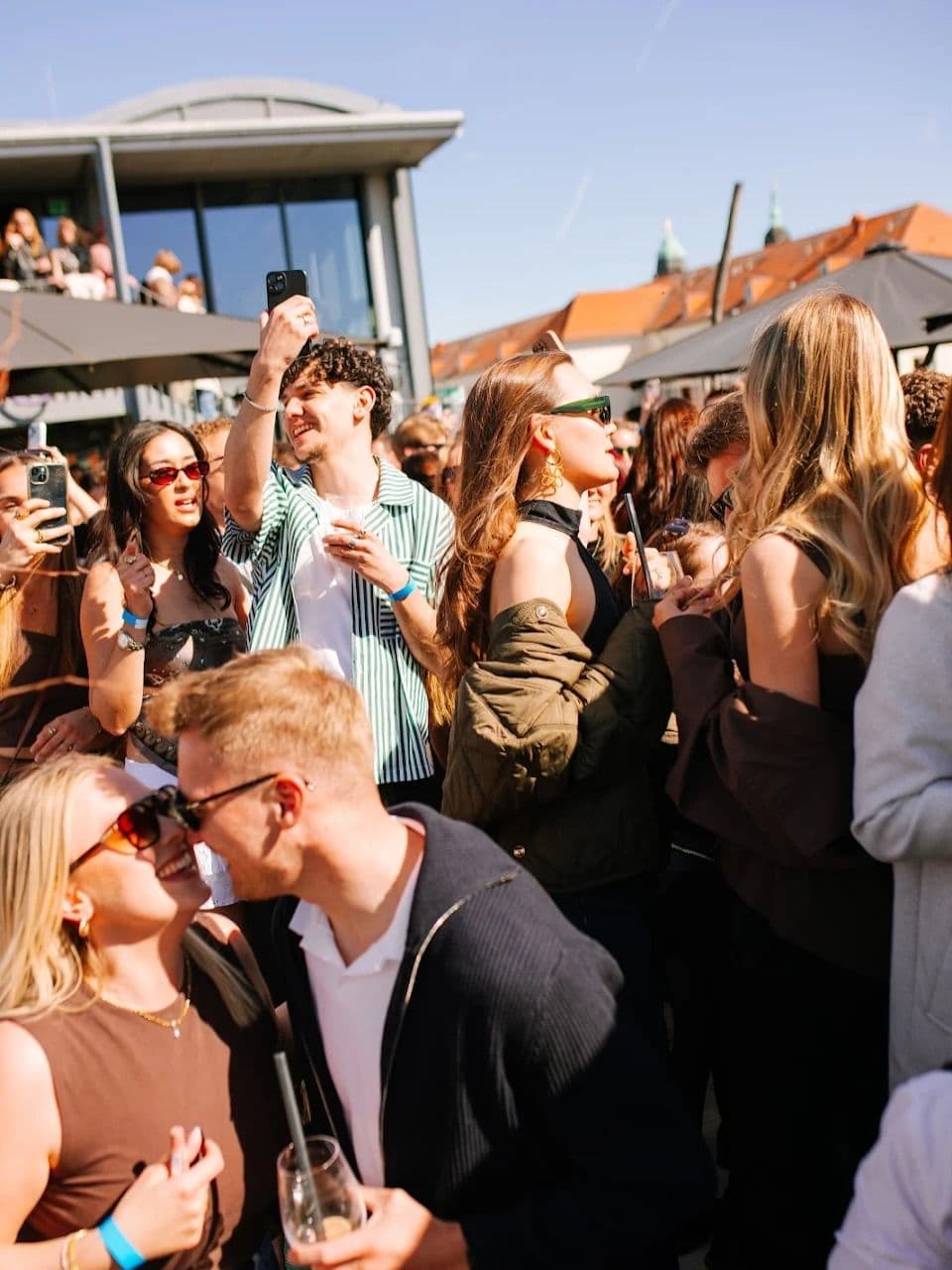 Besucher:innen bei einem Open Air Event von Ten Thirty Am