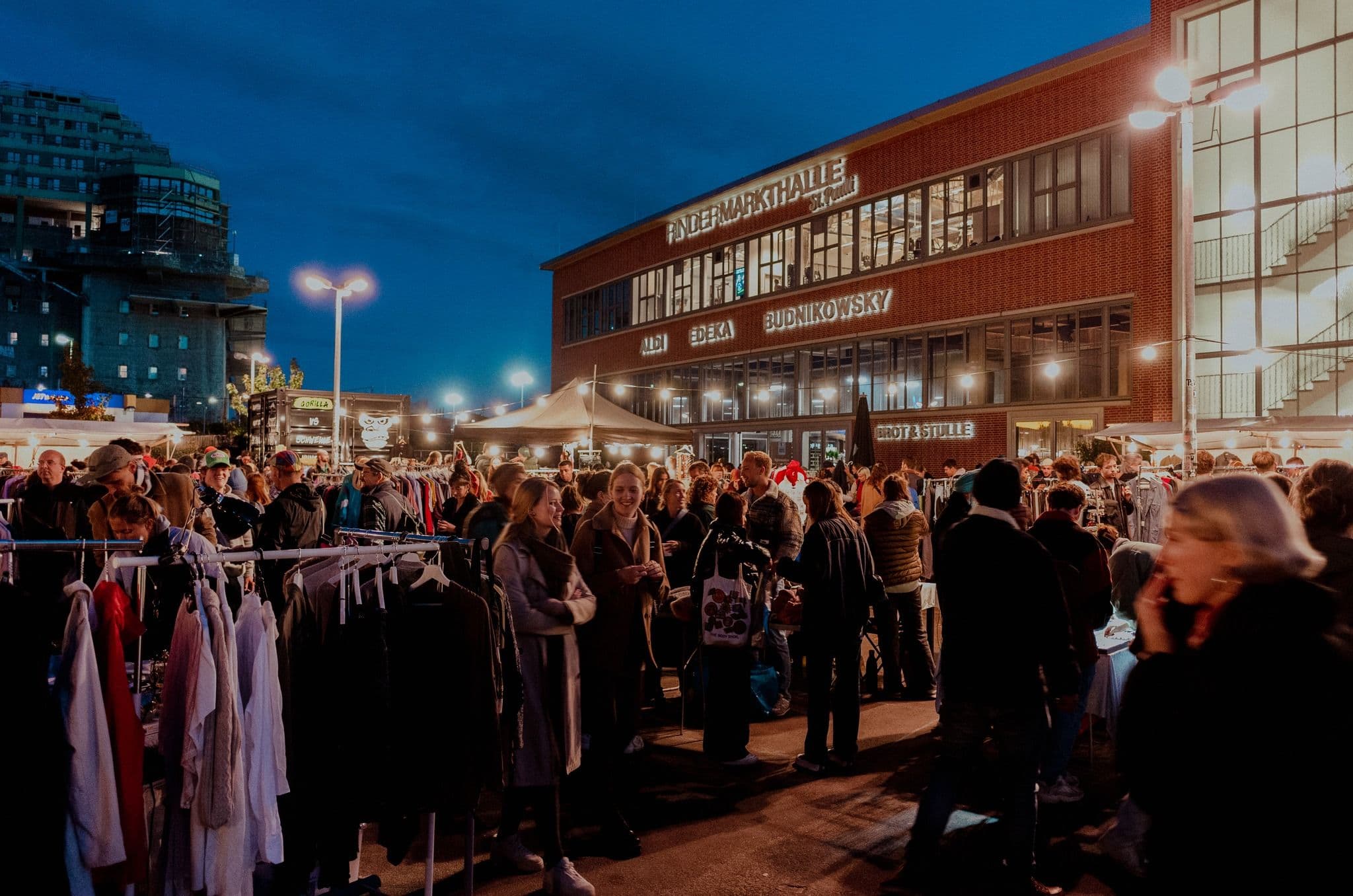 Personen bei Dunkelheit vor der Rindermarkthalle
