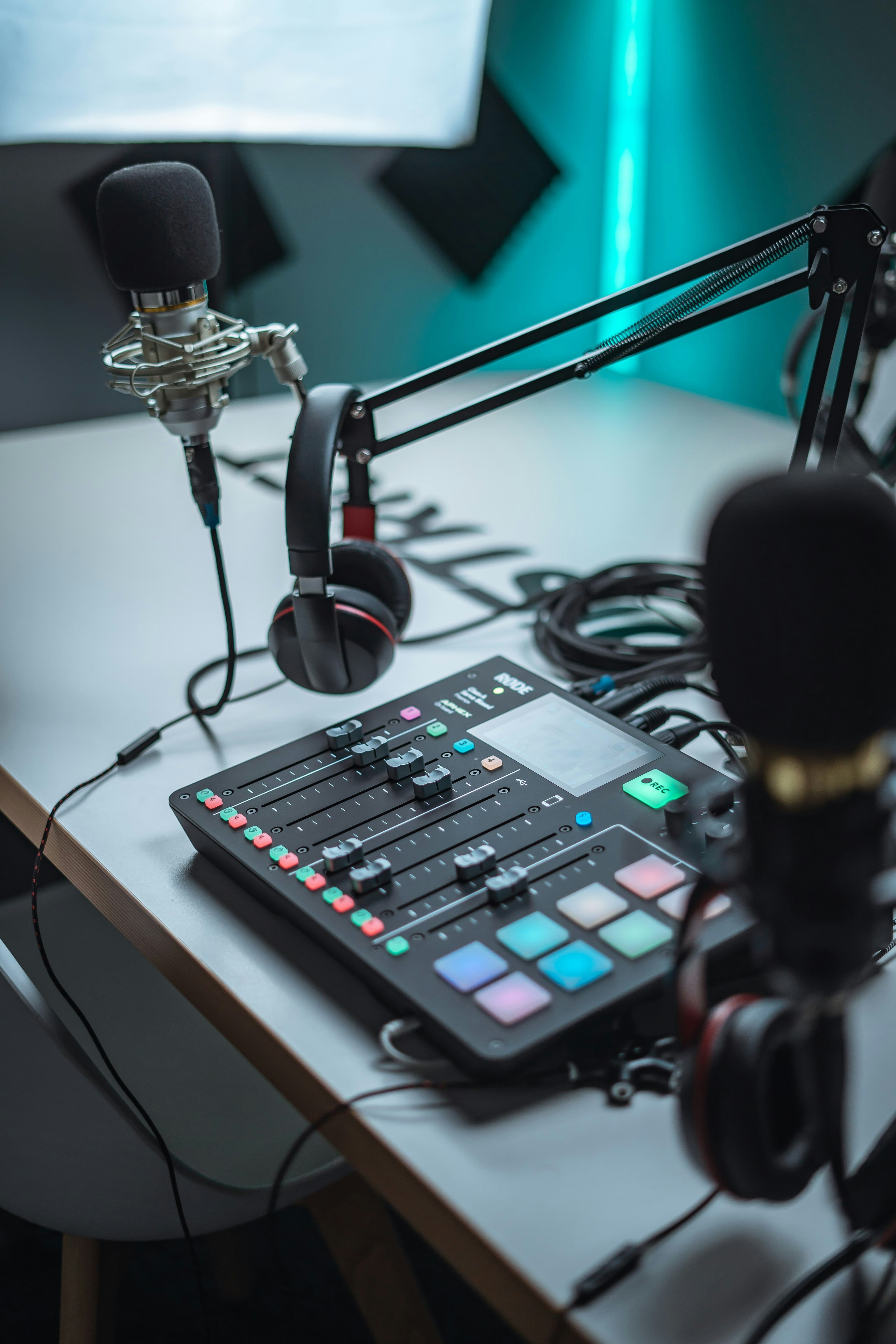 Ein Radiostudio mit Mikrofon und Kopfhörern
