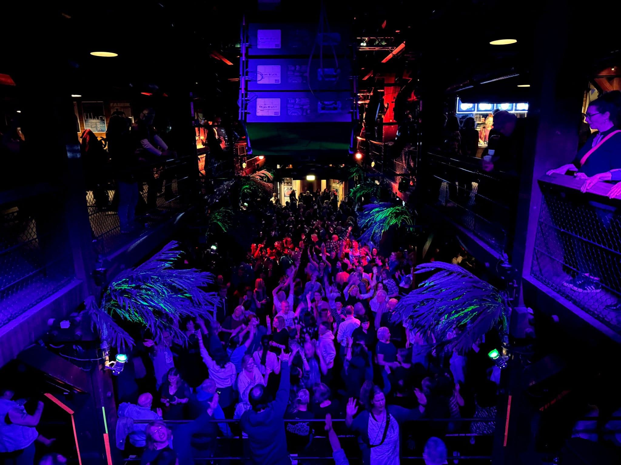 Personen machen Party in der Fabrik