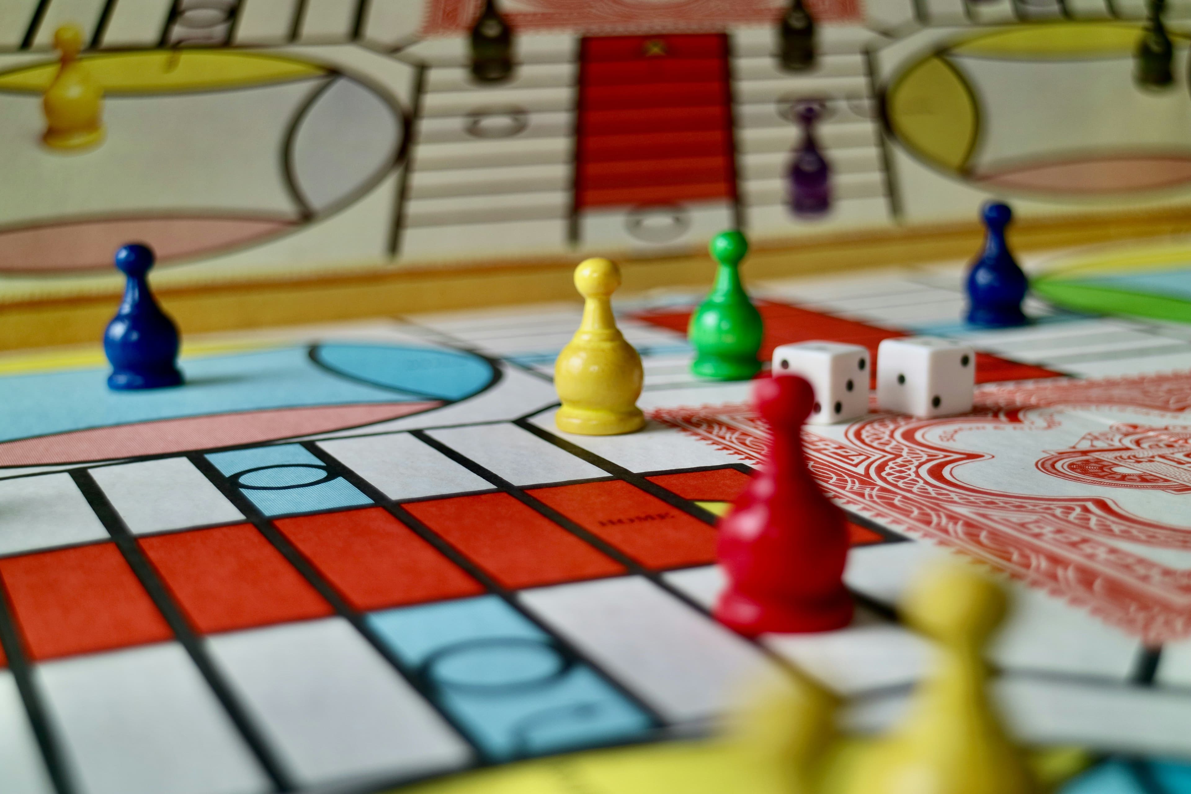 Brettspiel mit Figuren und Würfeln