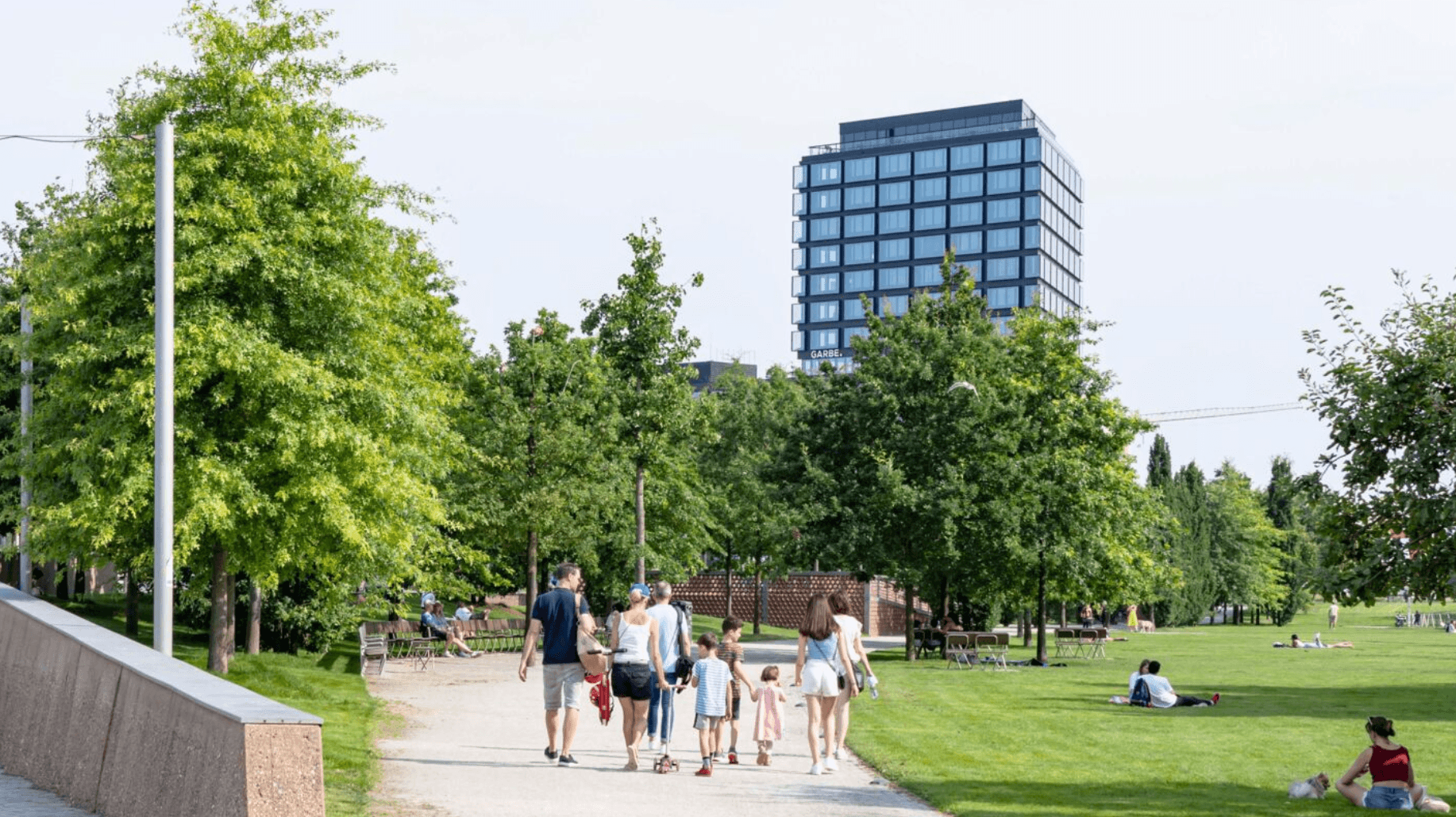 Eine Familie spaziert im Lohsepark