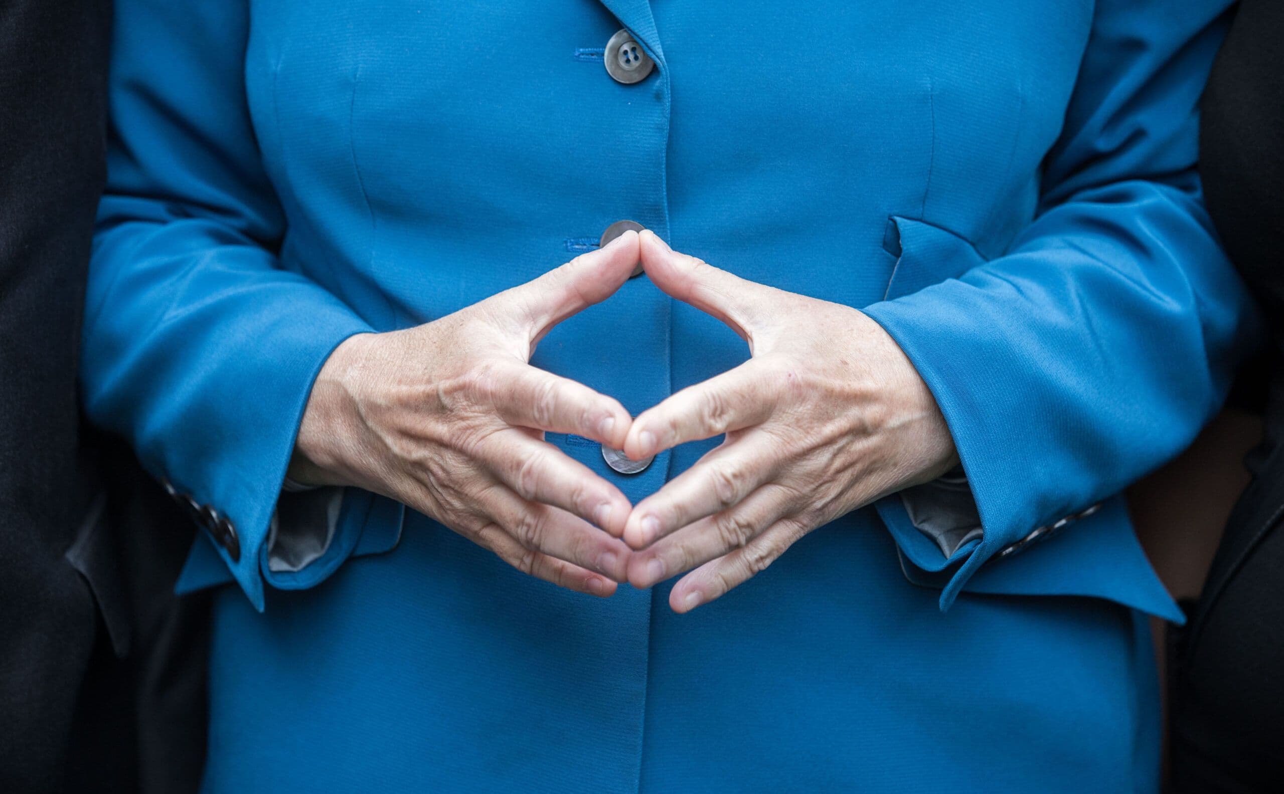 Ex-Bundeskanzlerin Angelika Merkel in berühmter Pose