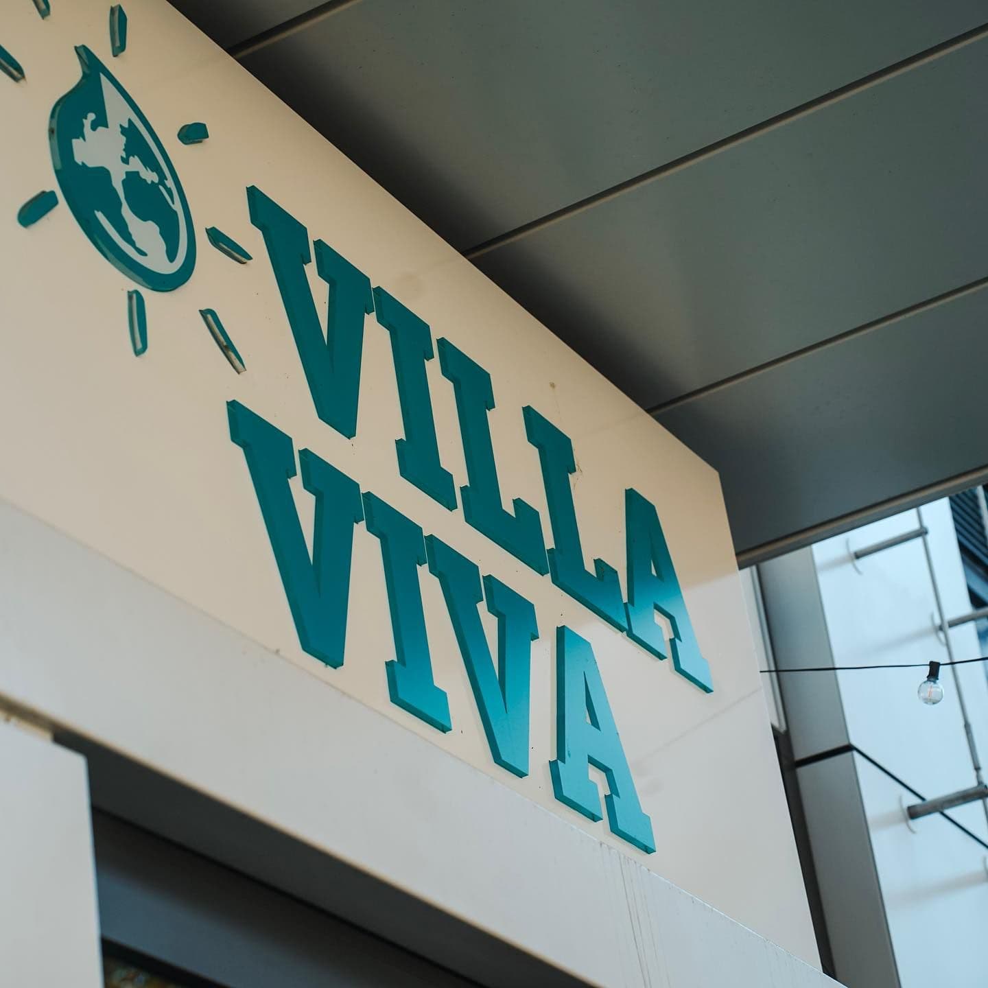 Der Schriftzug "Villa Viva" über dem Eingang
