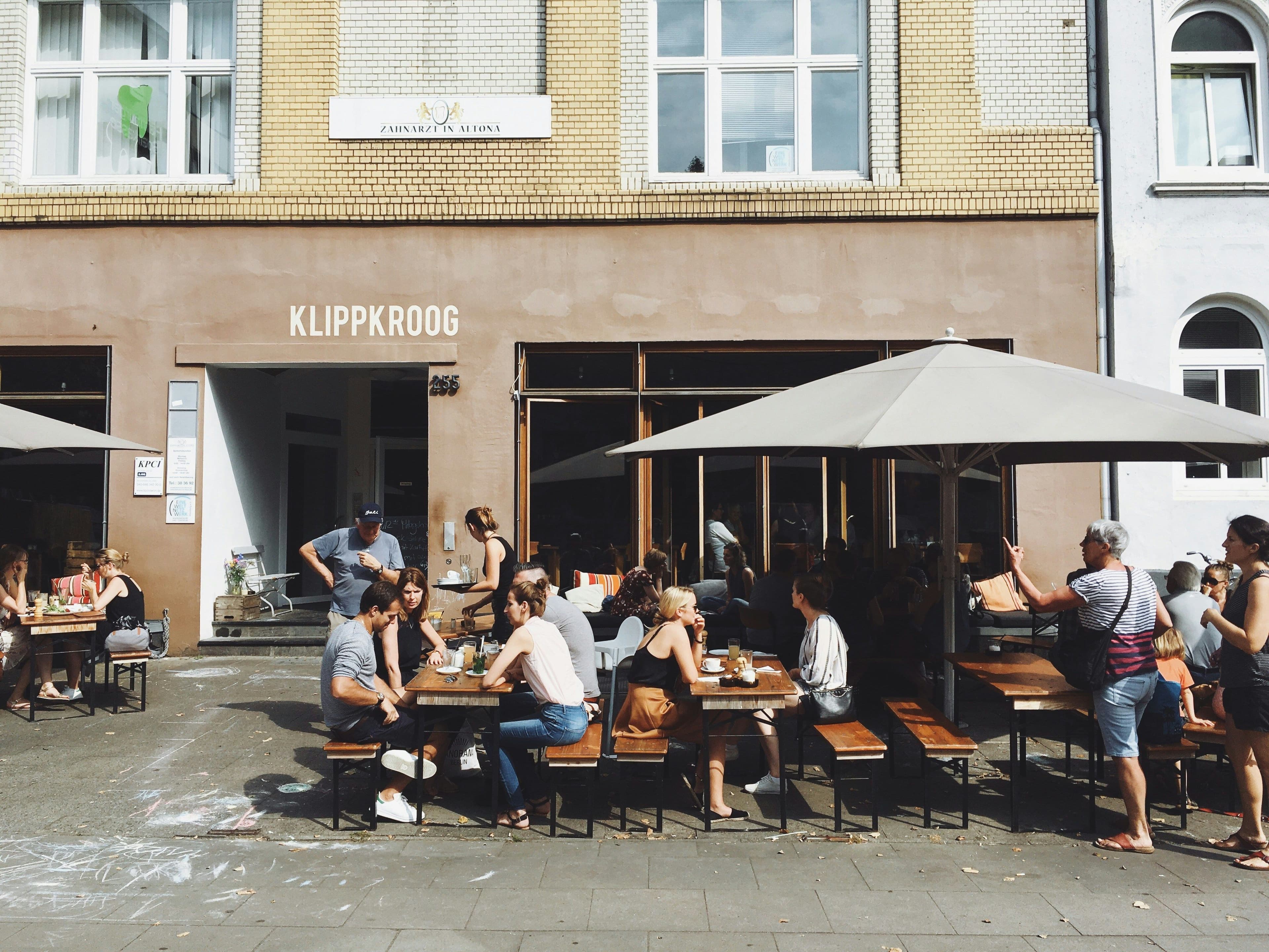 Menschen sitzen auf der Außenterrasse des Klippkroog