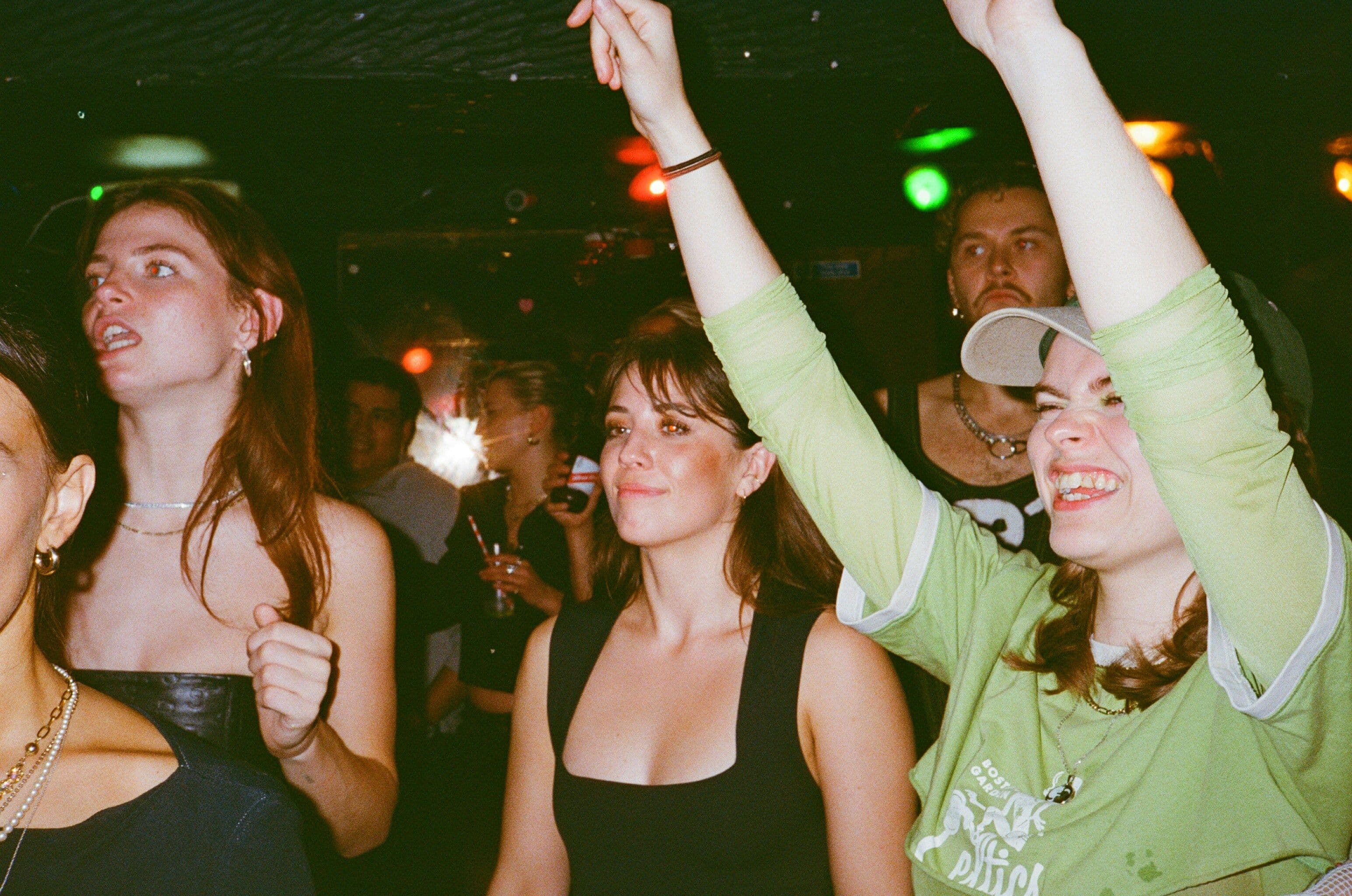 Frauen während einer Party