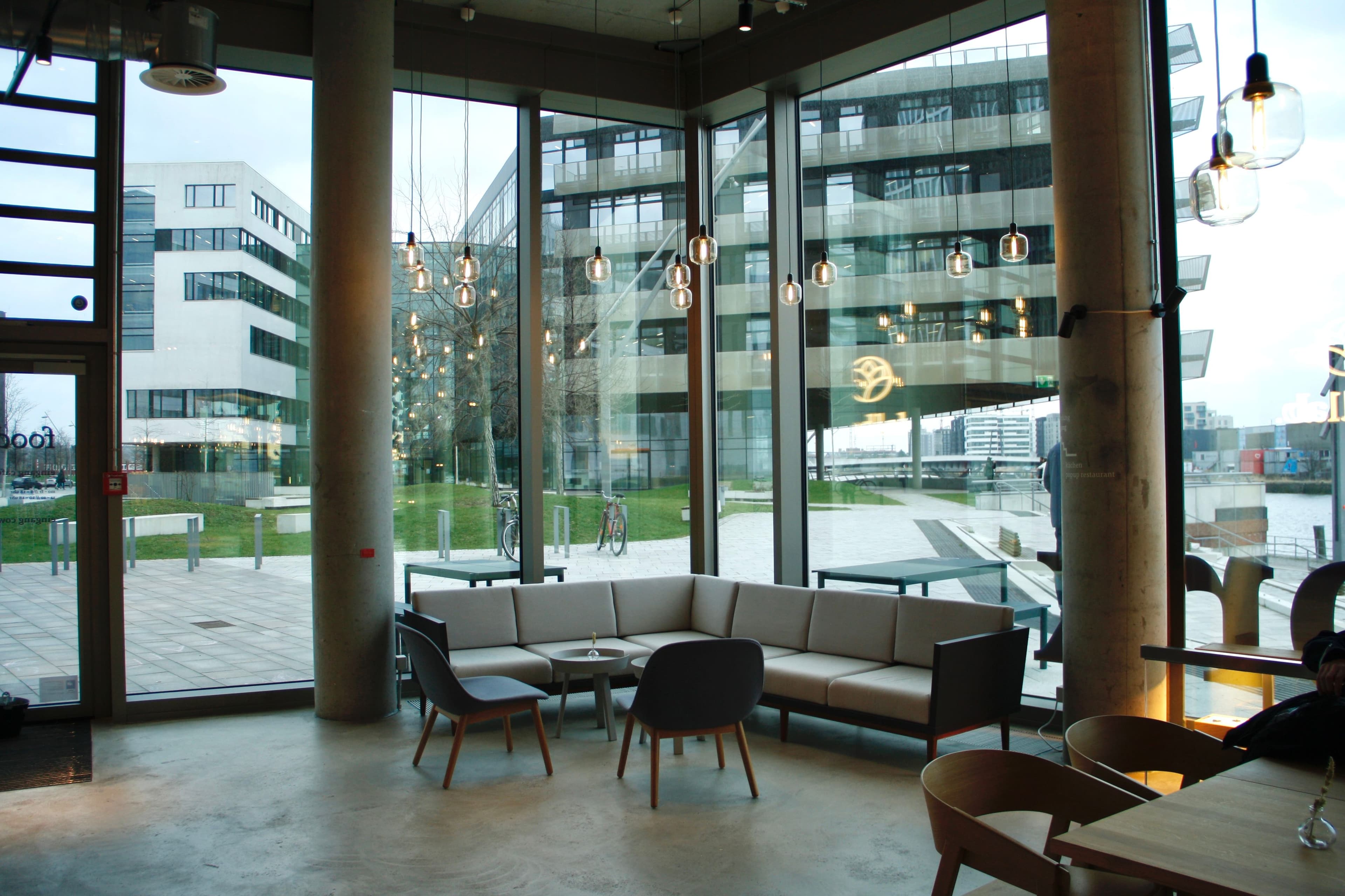 Tische und Stühle im Foodlab mit Blick nach draußen