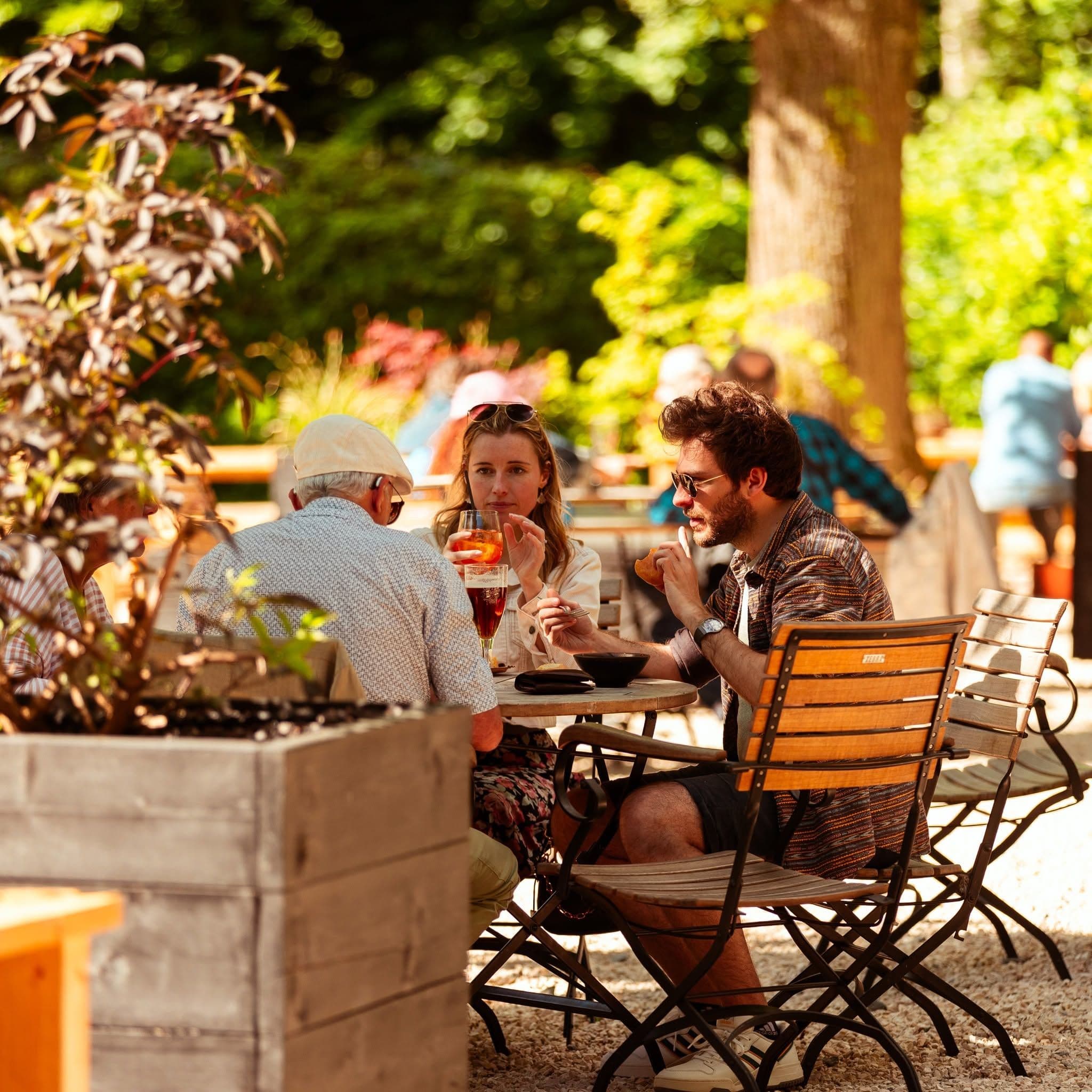 Ein paar Leute sitzen beim Landhaus Walter