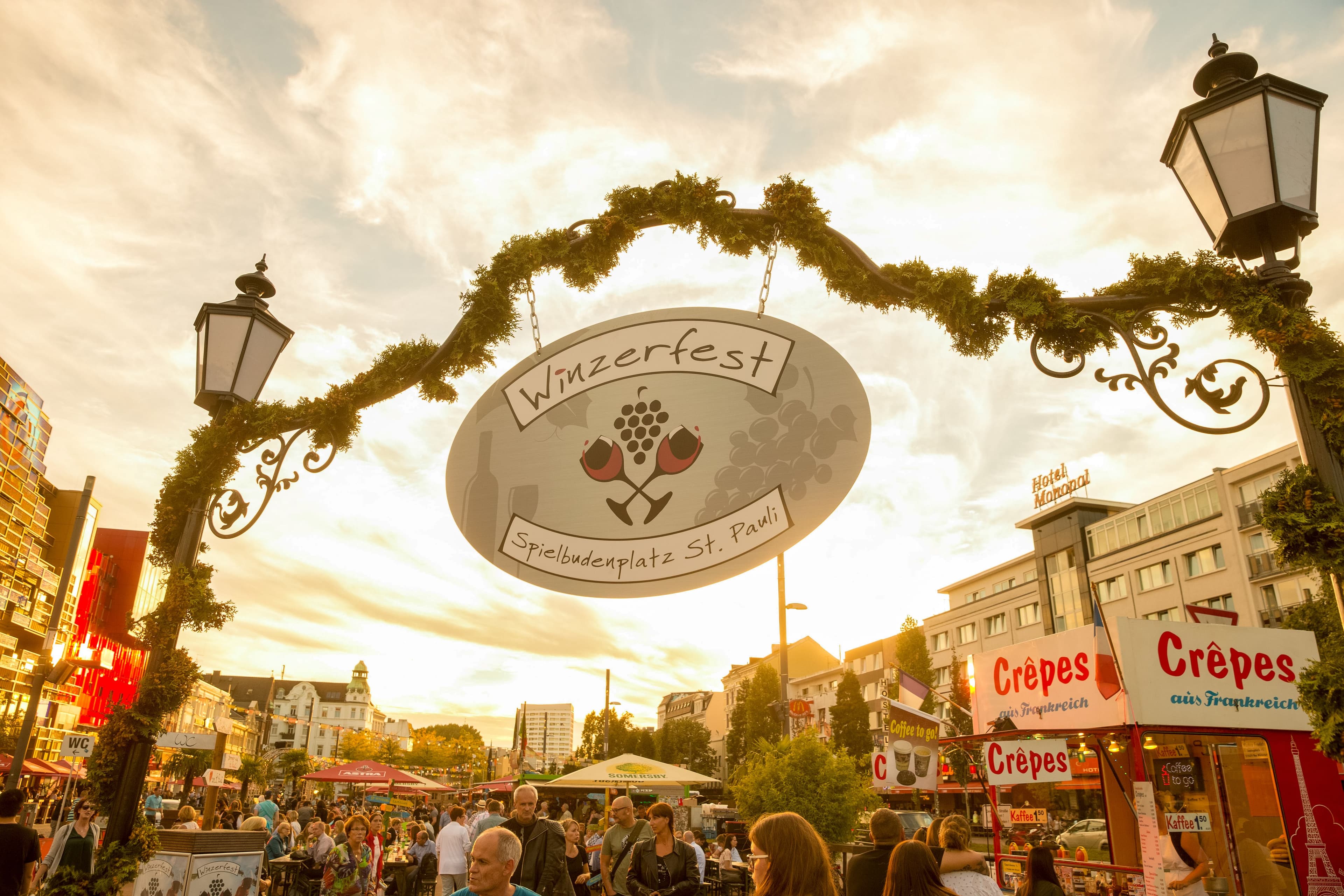 Das St. Pauli Winzerfest vom Eingang fotografiert