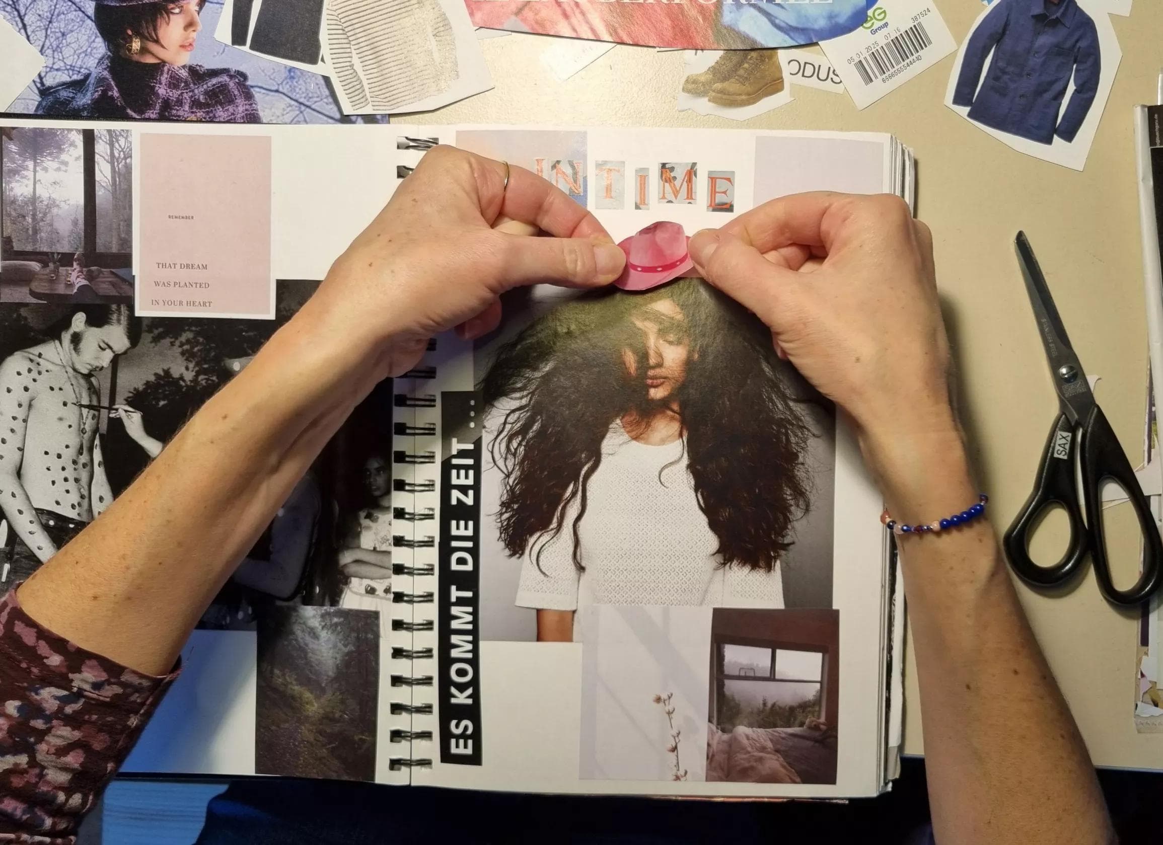 Eine Person gestaltet ein Vision Board