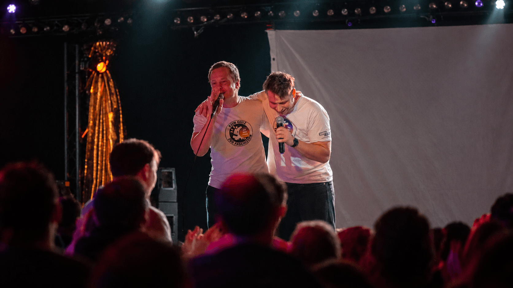 Zwei Comedians auf der Bühne