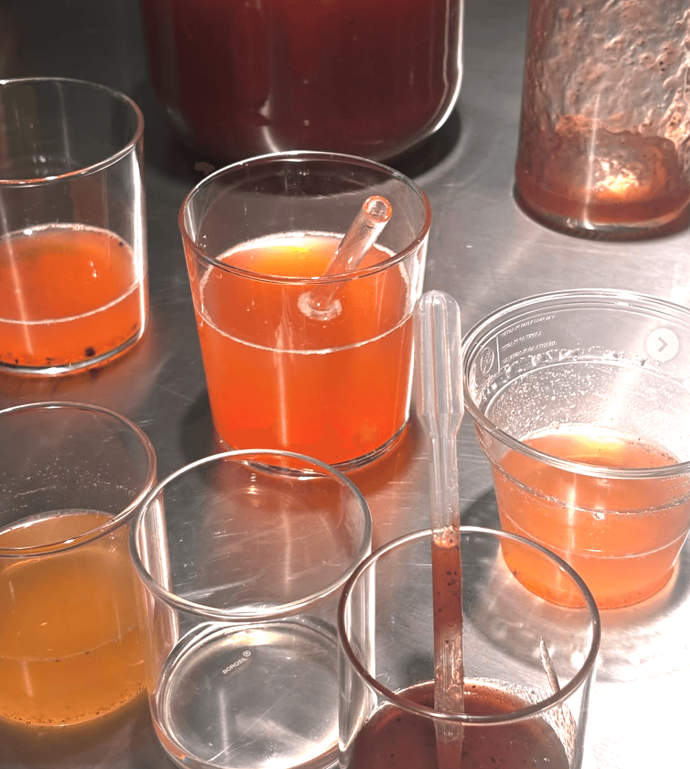 Orangefarbene Flüssigkeiten