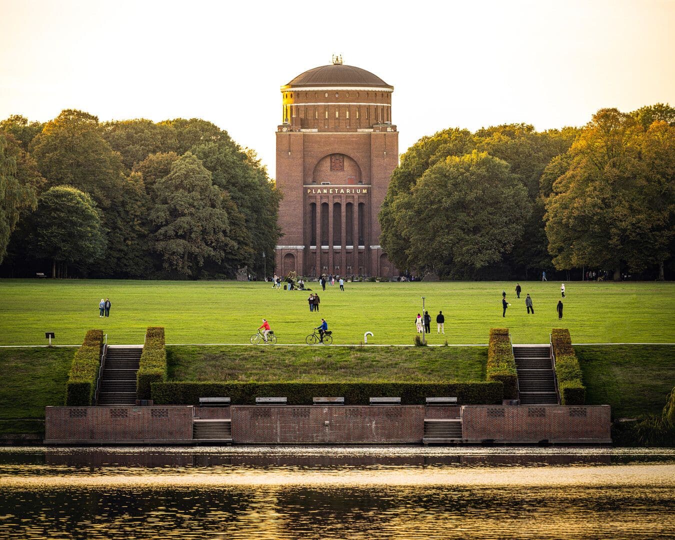 Außenansicht des Planetariums im Hamburger Stadtpark
